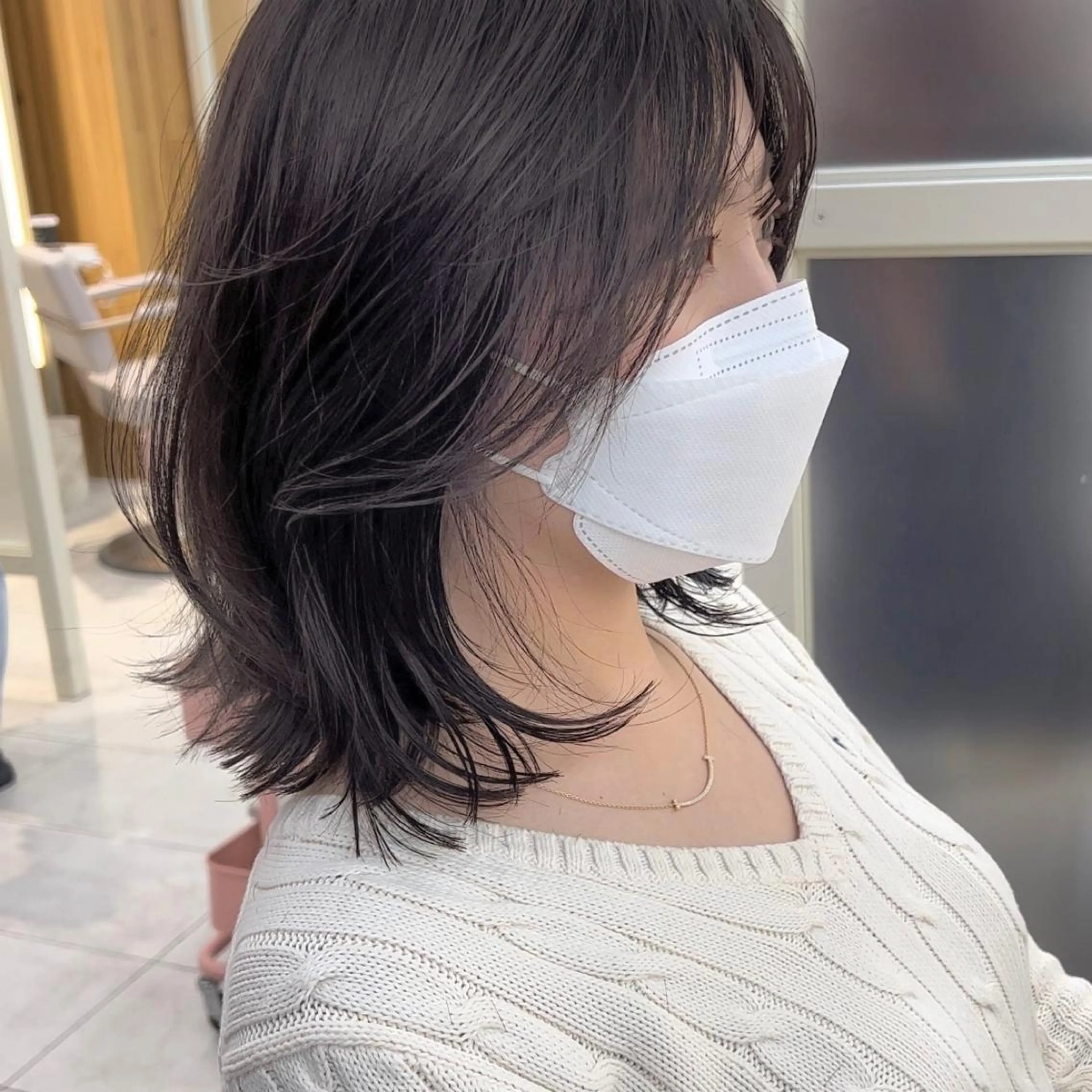 ミディアム カラー ミストバング グレージュ ボブ くびれヘア 斜めバング カット ヘアカラー トリートメント ニュアンスレイヤー ハイトーンカラーのヘアスタイル