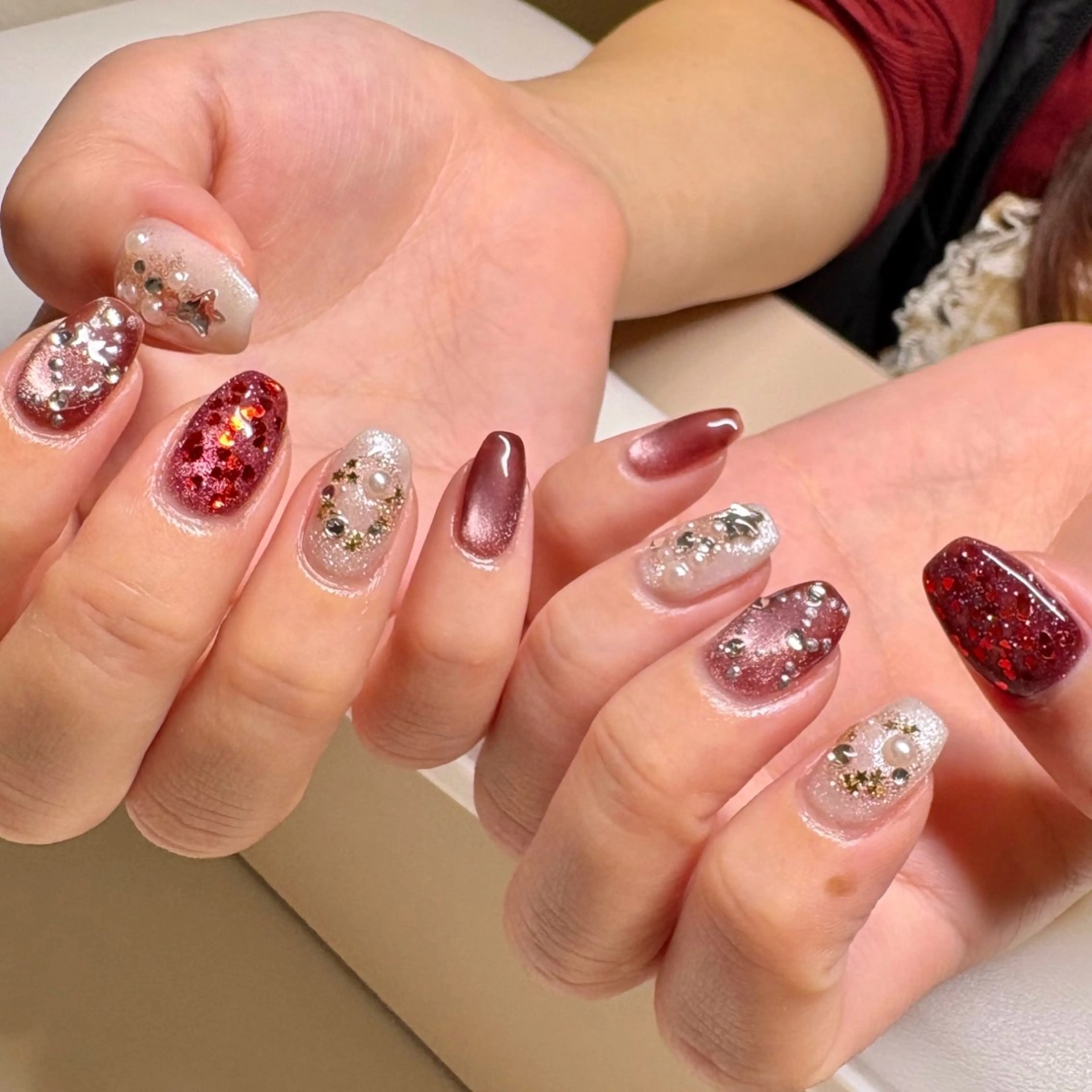 ネイル ハート ホログラムネイル マグネットネイル 冬ネイル クリスマス ハンドネイル nail amuseのネイルデザイン
