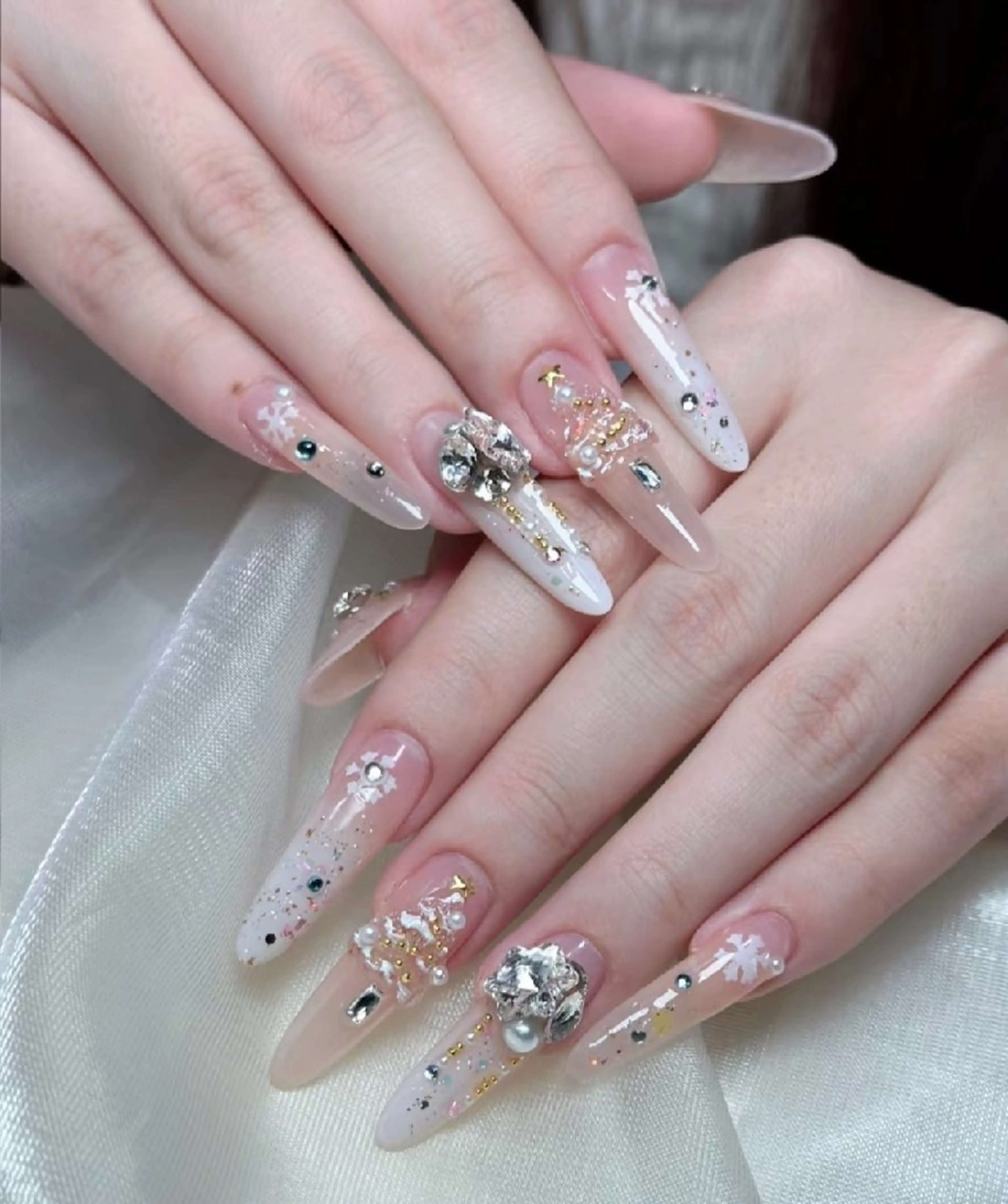 ネイル チークネイル フレンチネイル ジェルネイル ガーリー キラキラネイル ハンドネイル UM Nail Salonのネイルデザイン