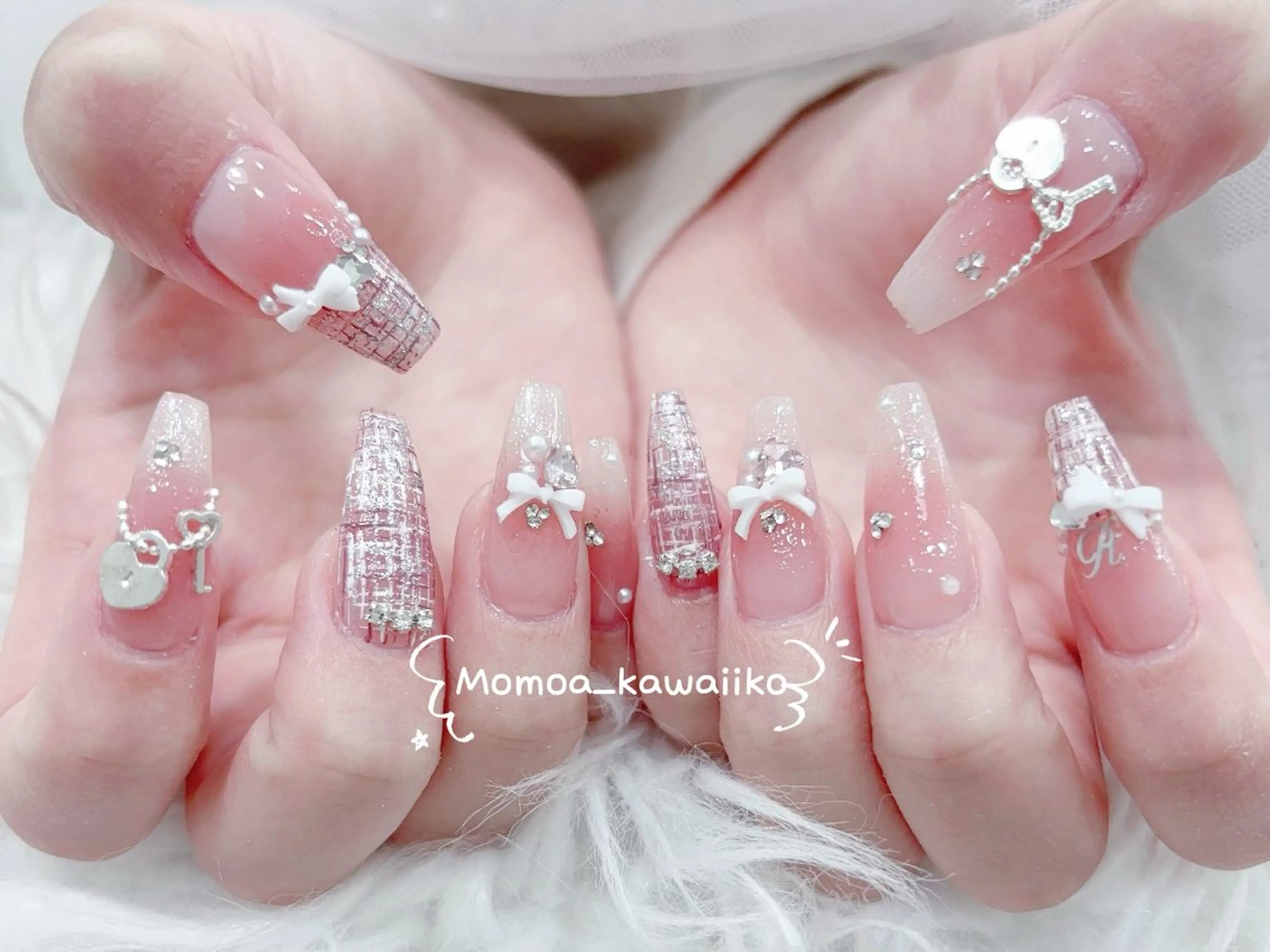 ネイル キラキラネイル 韓国ネイル スカルプネイル ハンドネイル MoMoA Nail ネイル長さ出し専門店のネイルデザイン