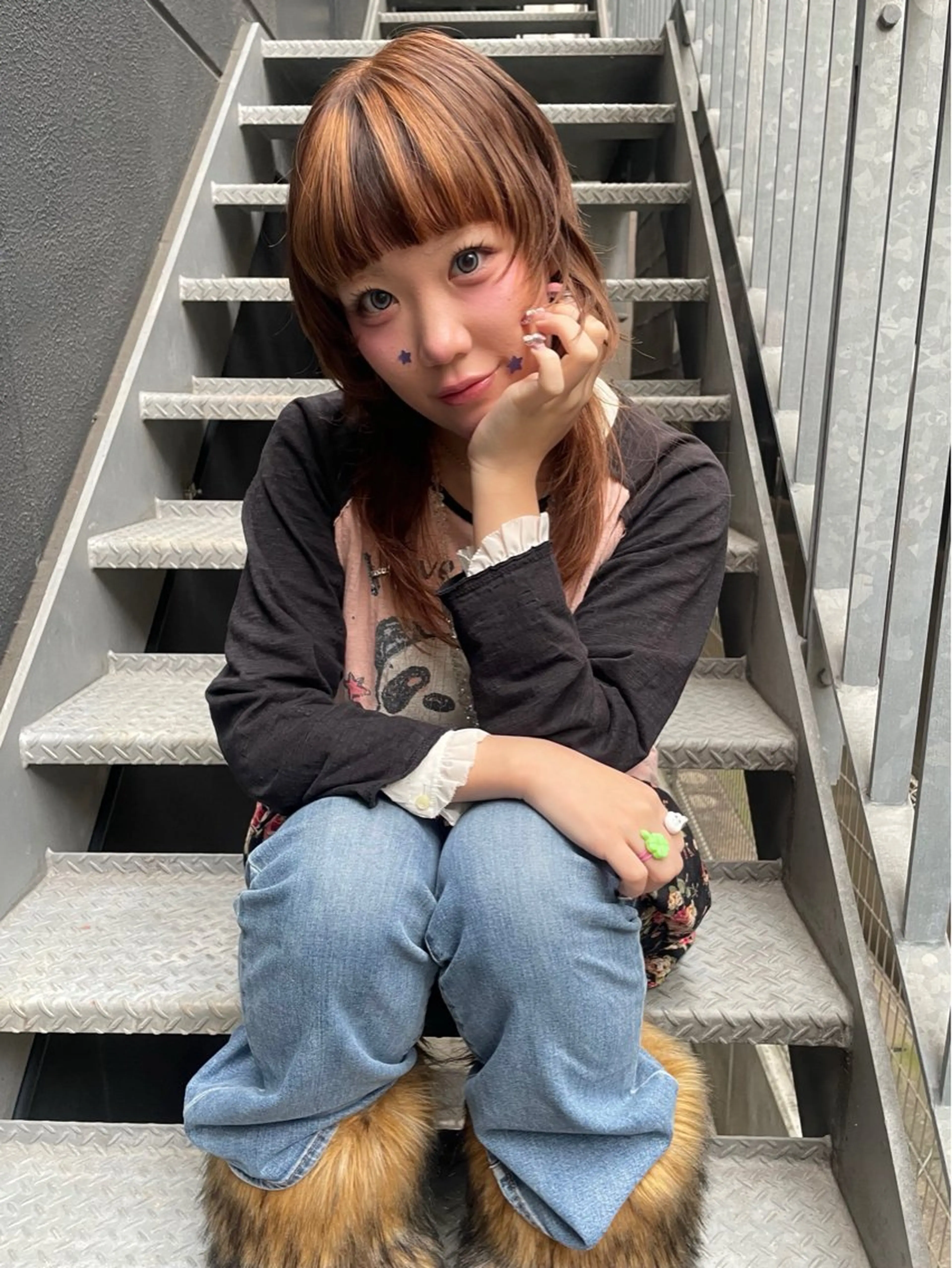 ミディアム カラー ベージュカラー ブリーチ ブロンド ケアブリーチ デザインカラー カット ヘアカラー トリートメント MIU/ルーツカラー 顔まわりレイヤーのヘアスタイル