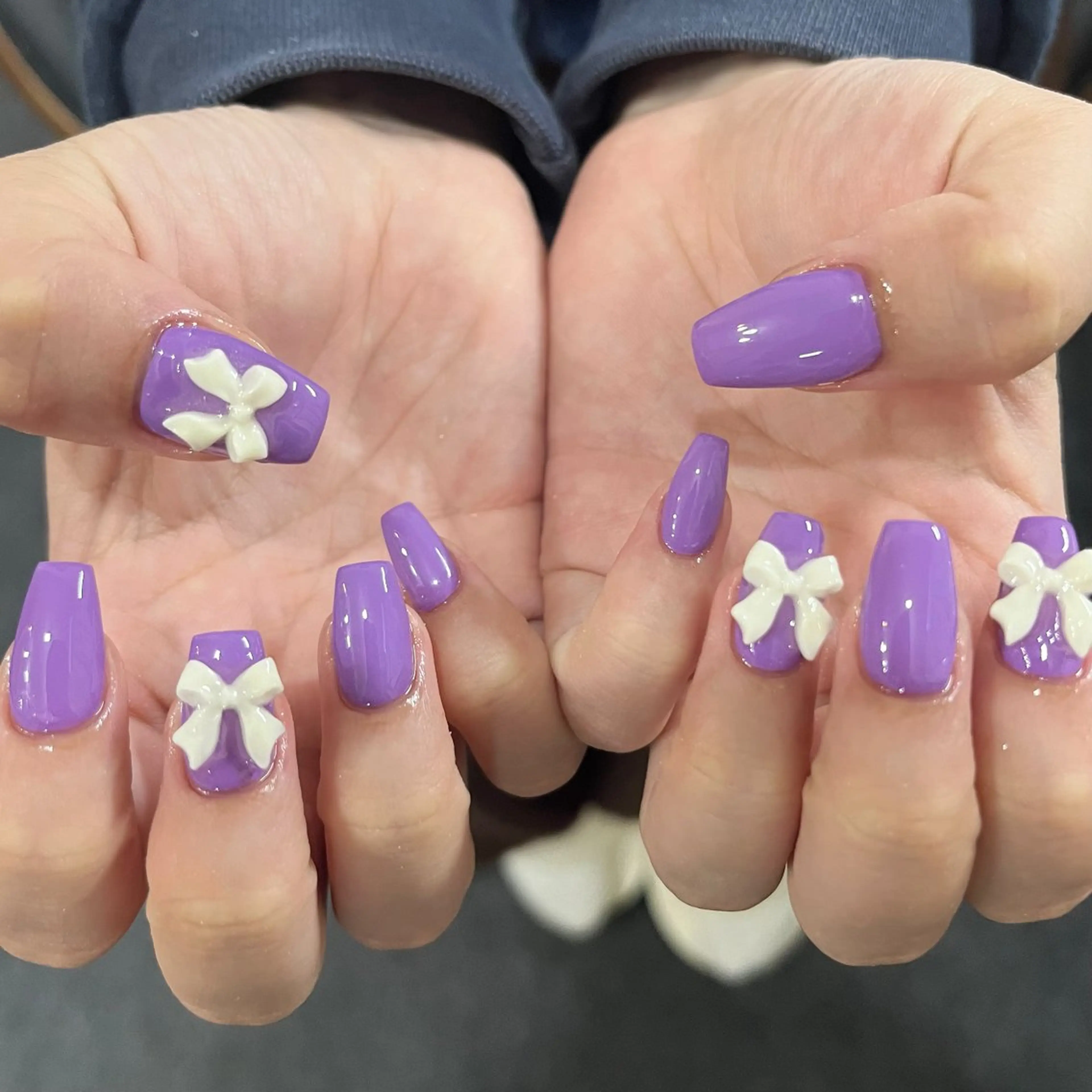 ネイル ワンカラーネイル パープル リボン スクエアネイル ハンドネイル ハンドケア 🎀NAIL🎀 AI🪄︎︎◝✩のネイルデザイン