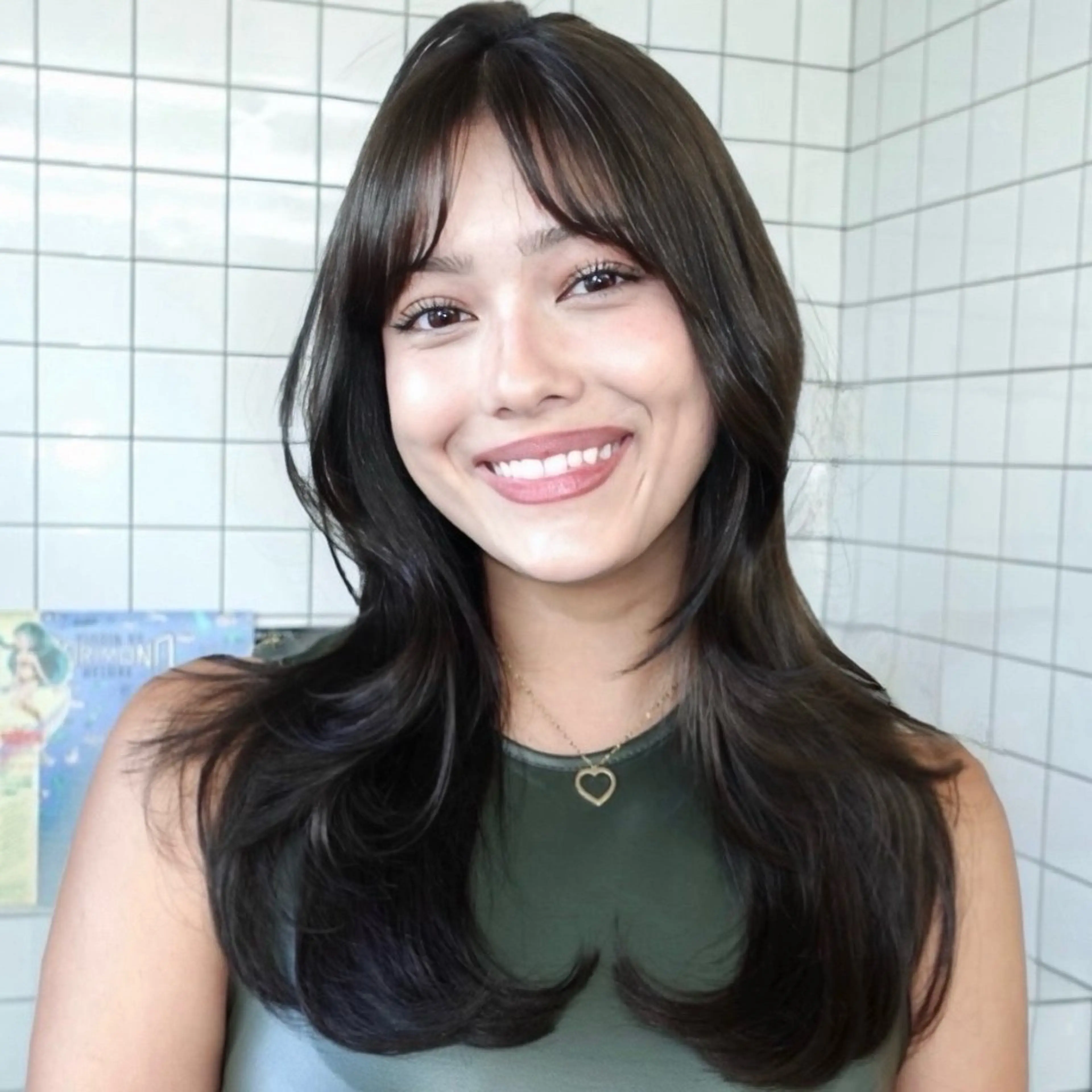 ロング 顔まわりレイヤー ハッシュカット ハイレイヤー レイヤーカット ロング カット ヘアカラー トリートメント レイヤーカット ダブルカラーのヘアスタイル