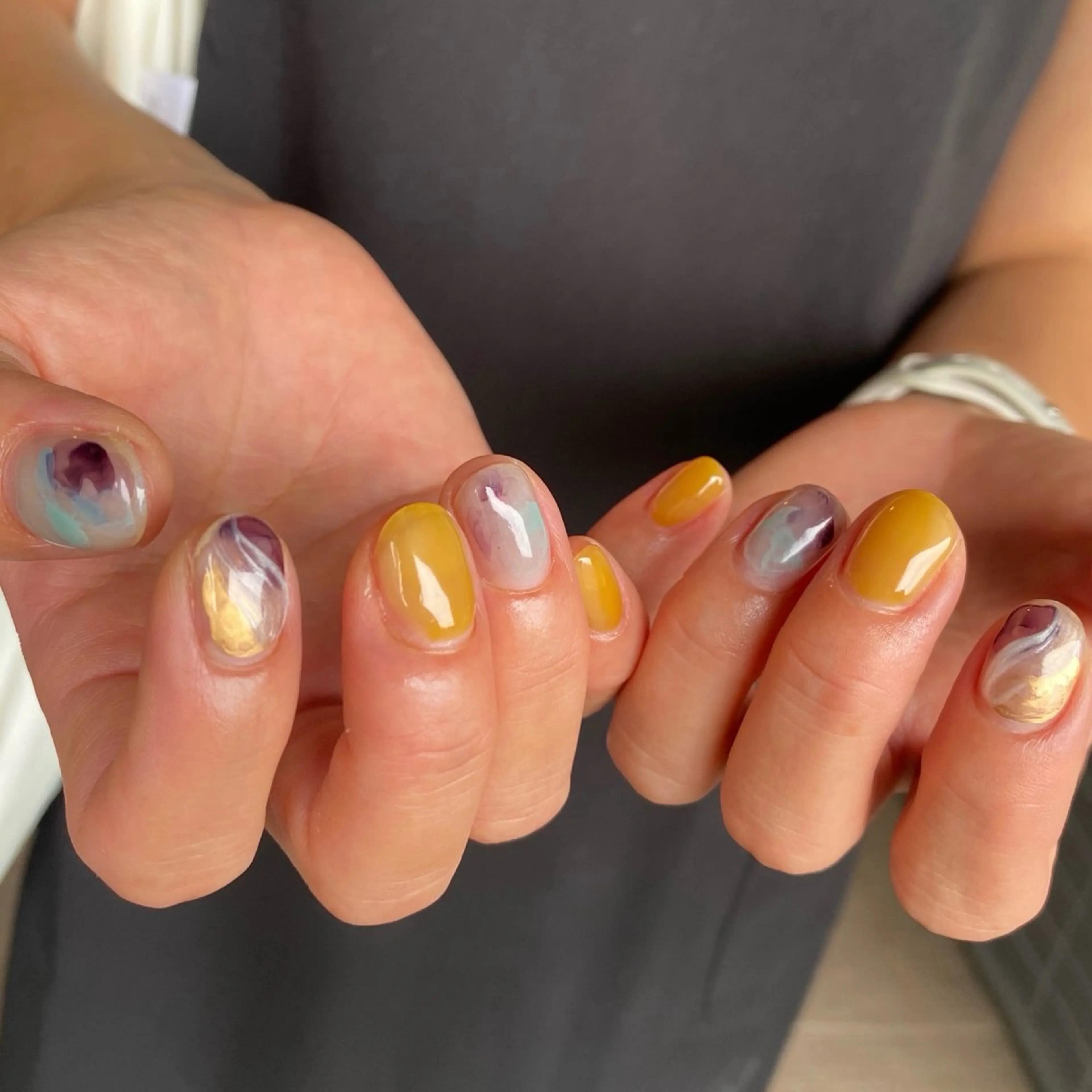 ネイル ニュアンスネイル ショートネイル 黄色 ハンドネイル nail amuseのネイルデザイン