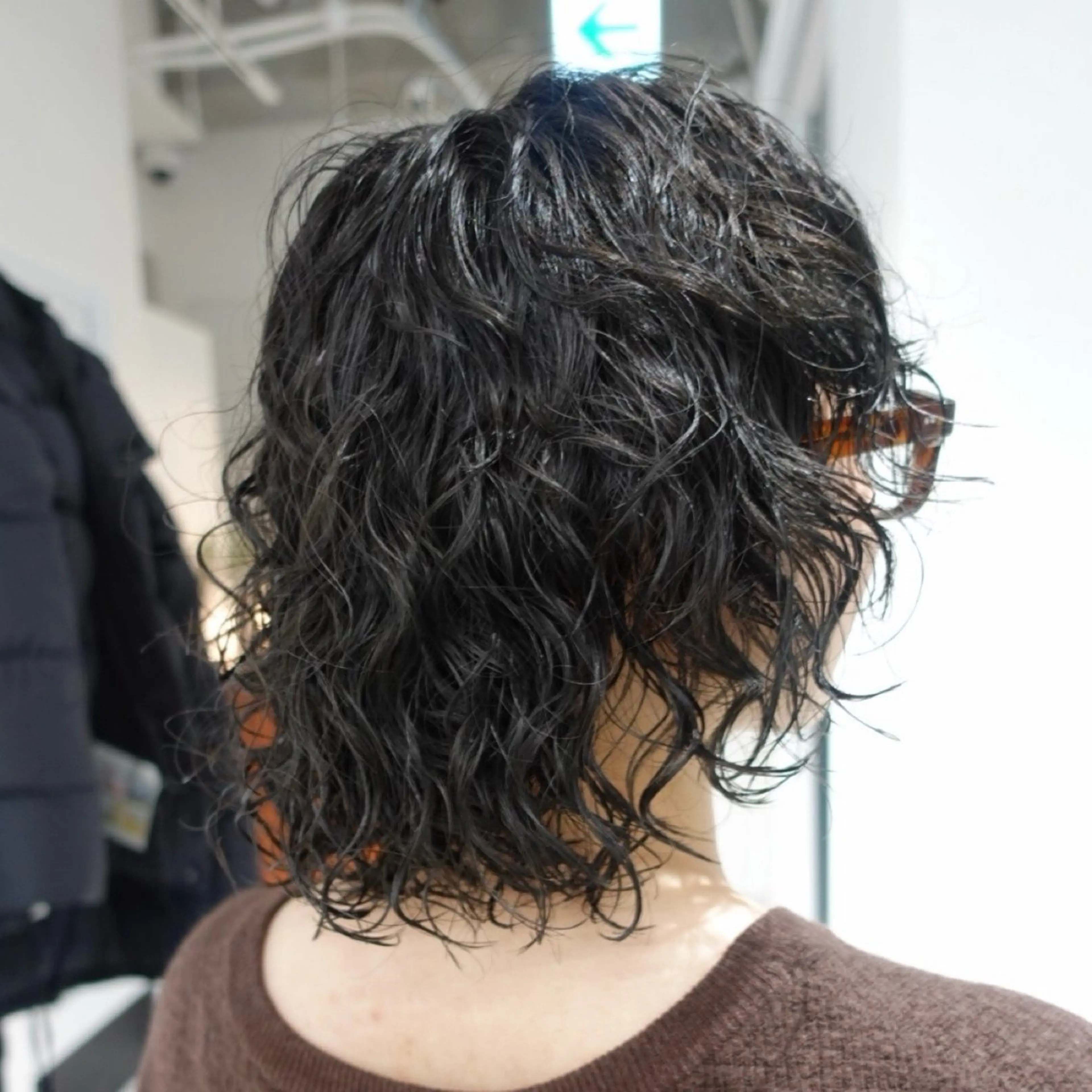 ミディアム カラー パーマ ヘアアレンジ ミディアムパーマ ボブ ウルフカット ウルフボブ カット ヘアカラー パーマ 🌐サトウ リョウ🌐のヘアスタイル