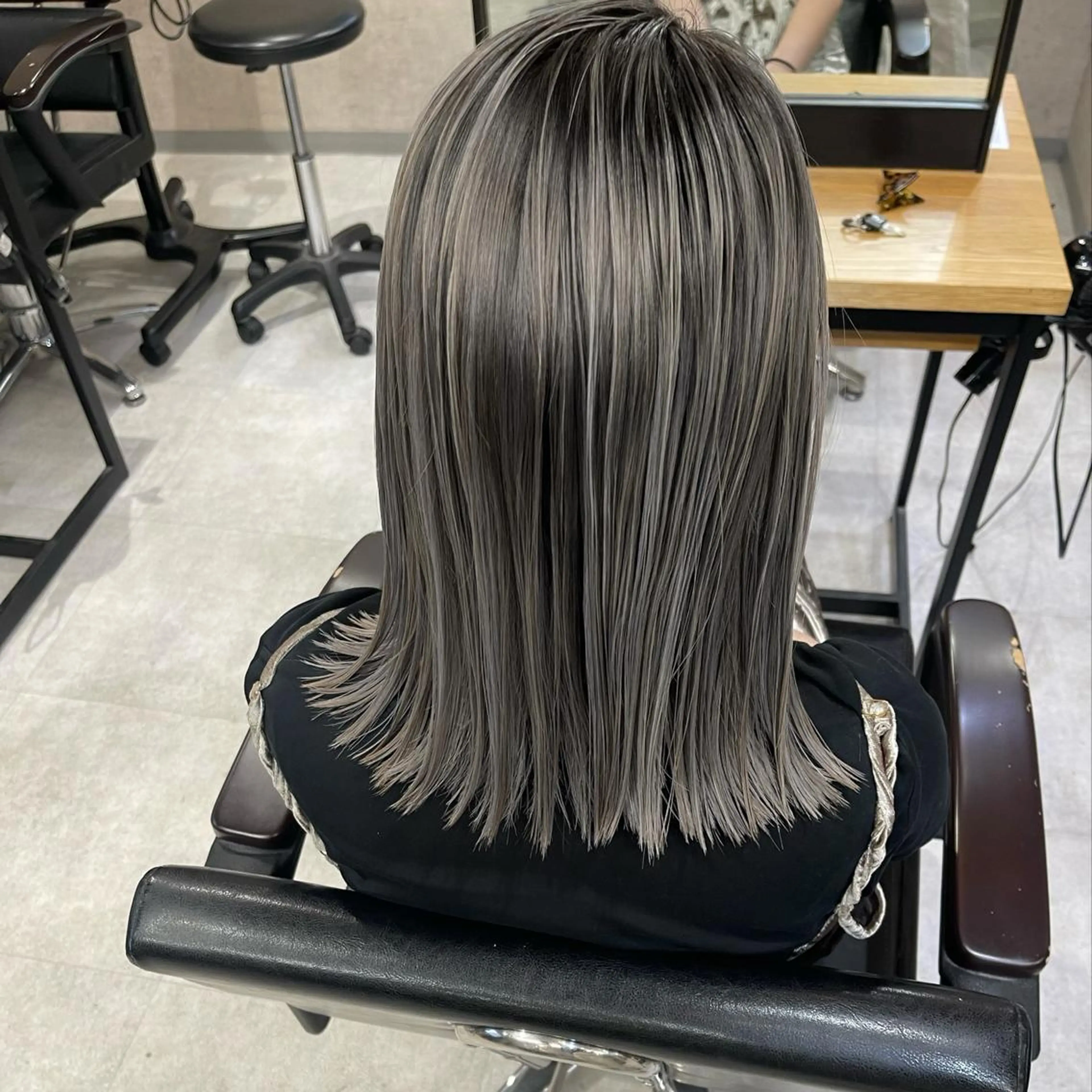 セミロング カラー ヘアアレンジ ブリーチ ケアブリーチ グレージュ トリートメント ヘアカラー 松井那津子 /ハイライトブリーチのヘアスタイル
