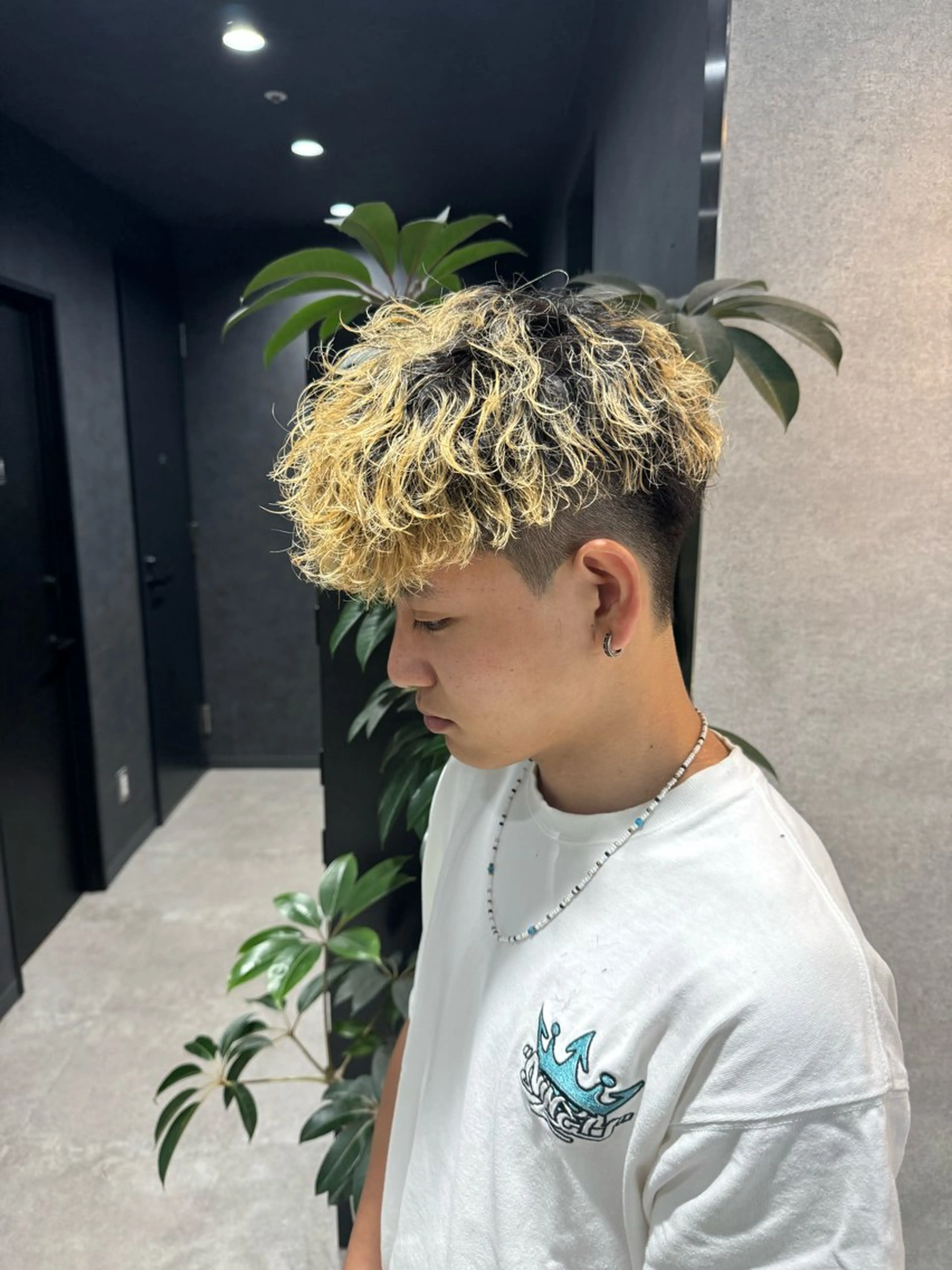 ショート カラー パーマ ヘアアレンジ メンズ メンズブリーチ センターパート メンズハイライト メンズハイトーン マッシュ カット パーマ トリートメント ヘッドスパ ヘアセット スパイキー/フェザー /波巻き/かいとのヘアスタイル