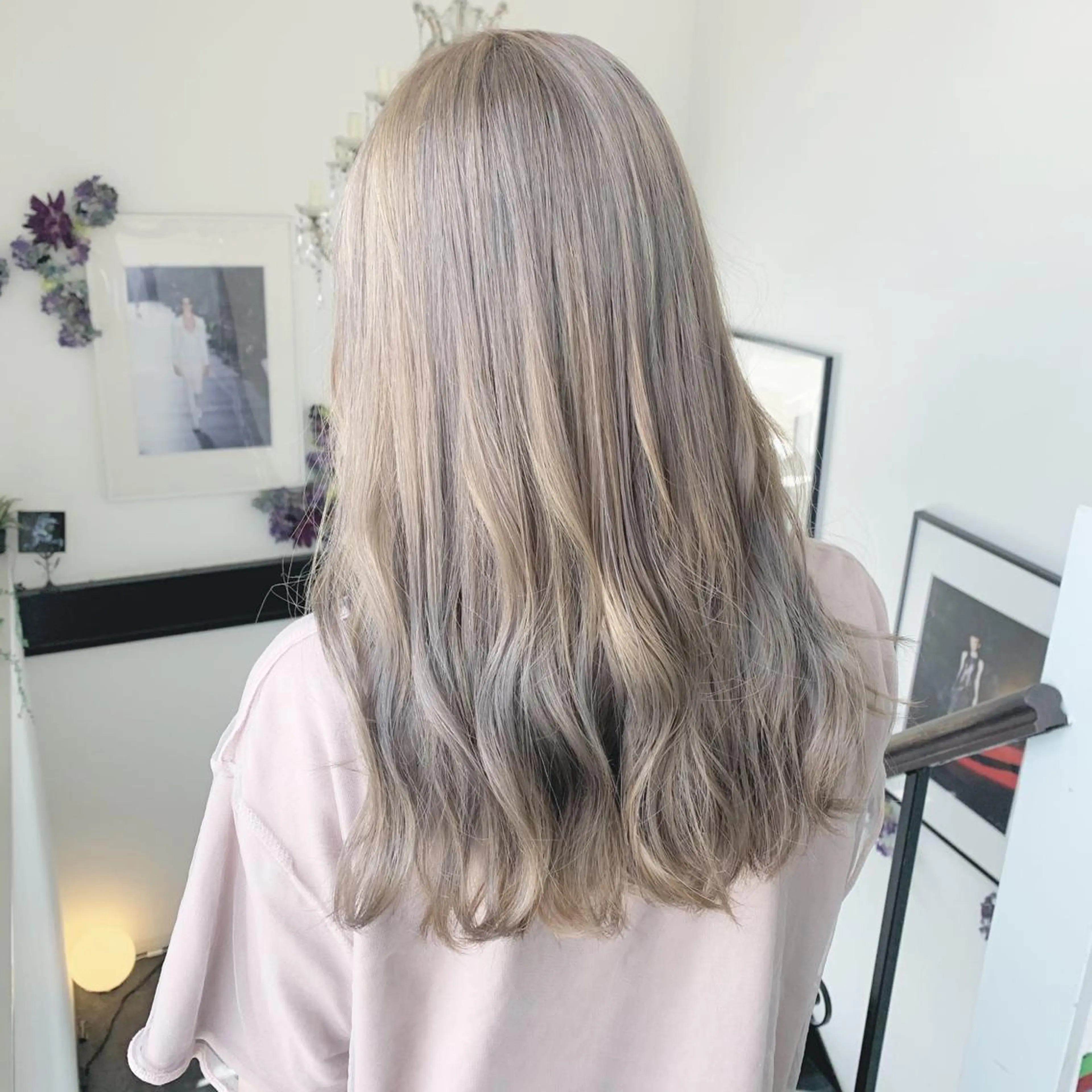 ロング カラー ベージュカラー ブリーチ ミルクティーベージュ ヘアカラー 袴田 伊代のヘアスタイル