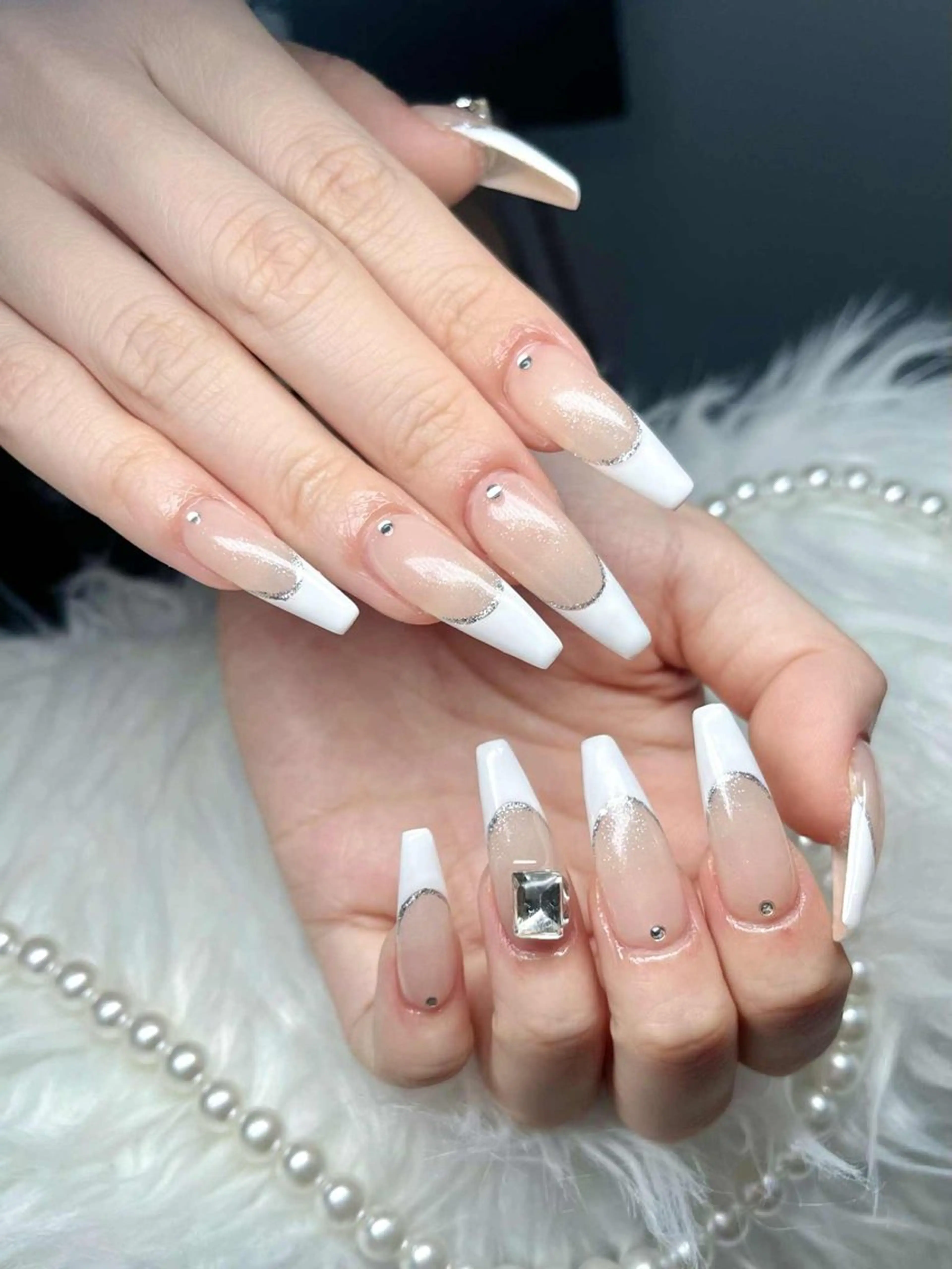 ネイル オーロラネイル フレンチネイル グラデーション 氷ネイル・うるうるネイル キラキラネイル ハンドネイル H.baby Nail Salon所属・H.baby Nail Salonのネイルデザイン