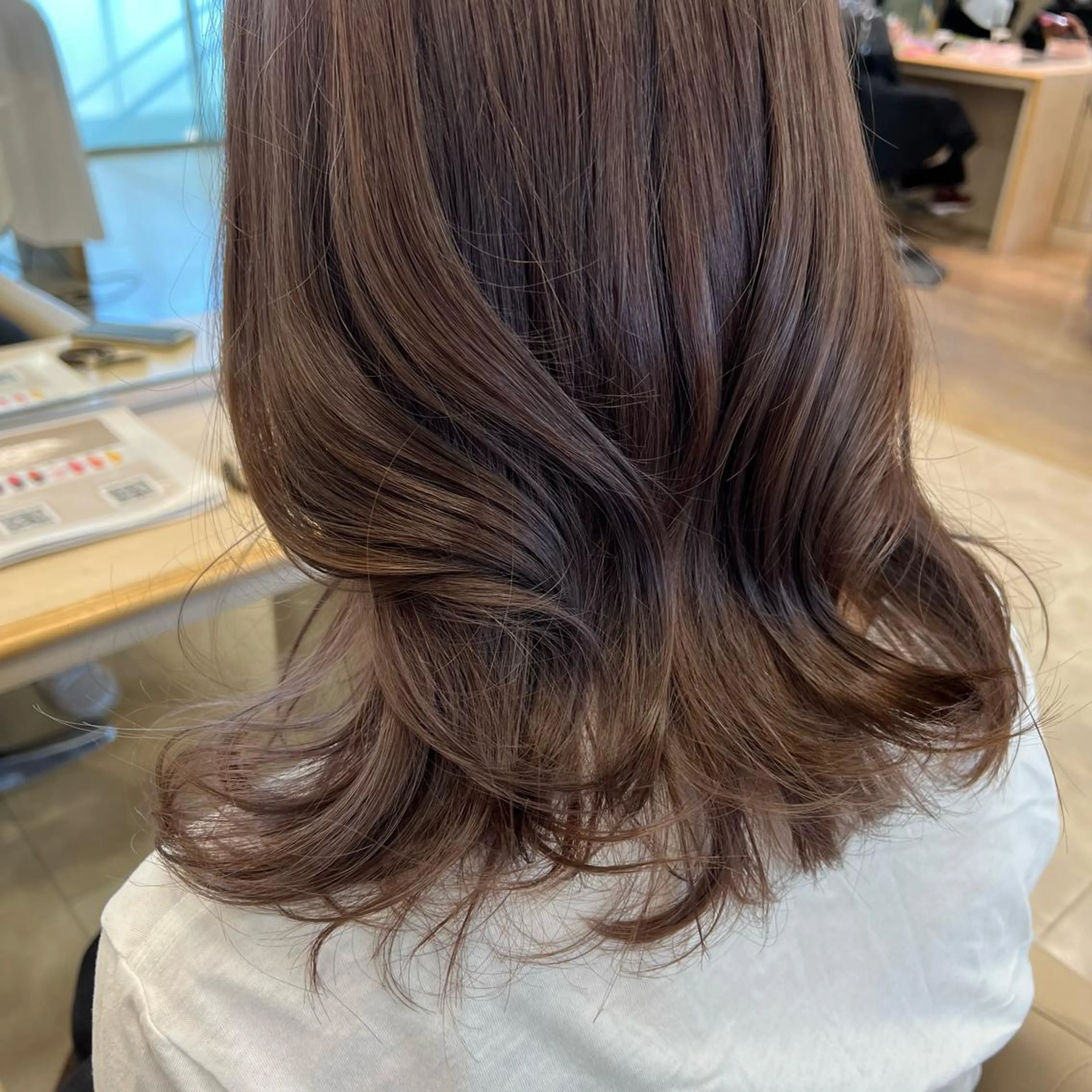 ロング カラー グレージュ ミルクティーグレージュ ヘアカラー トリートメント 似合わせ.ﾍｱｾｯﾄ 得意🌹井上美沙のヘアスタイル