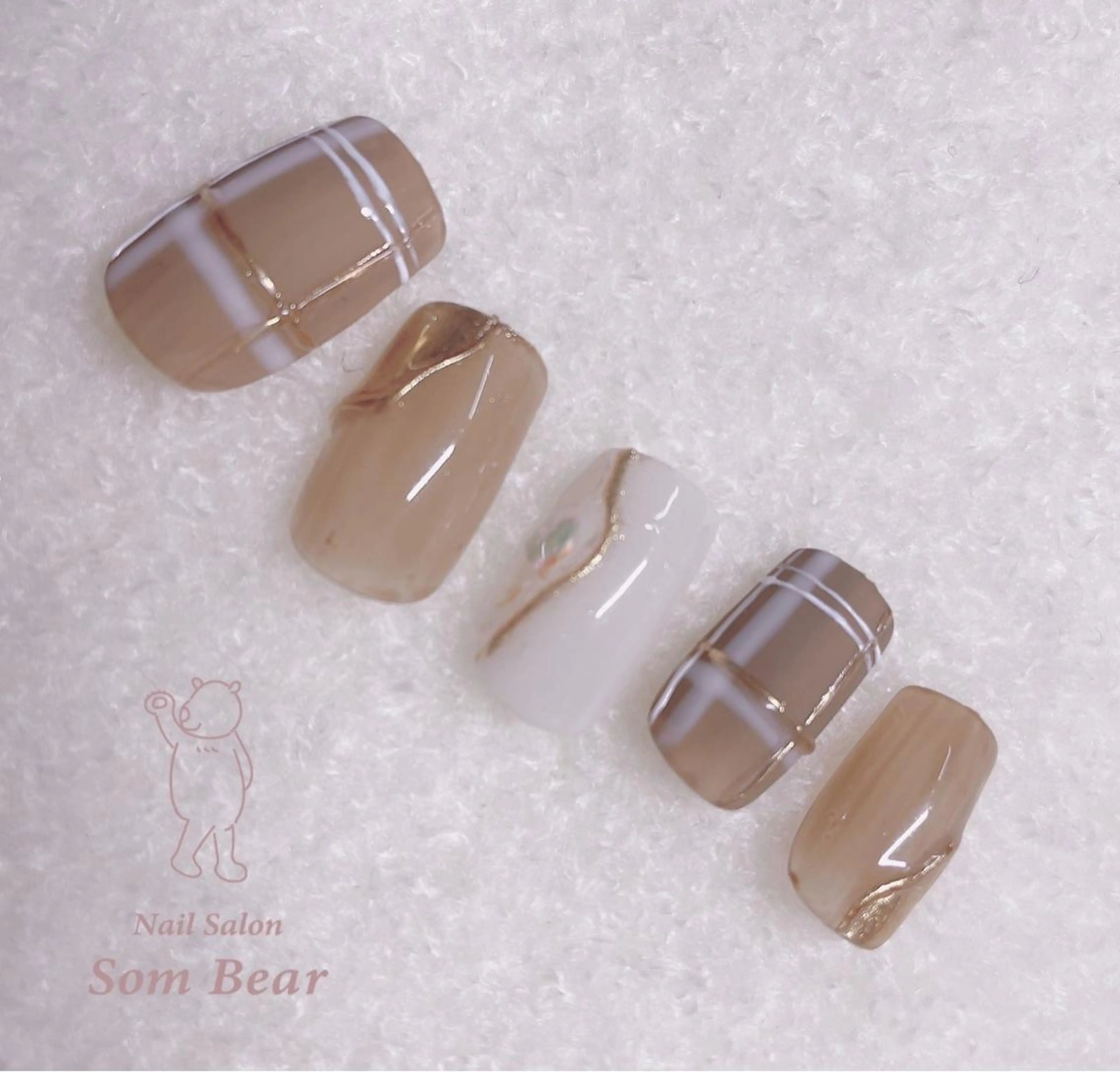 ネイル フレンチネイル ゴージャス グラデーション ワンカラーネイル Som Bear所属・nail salon Som Bear🧸のネイルデザイン