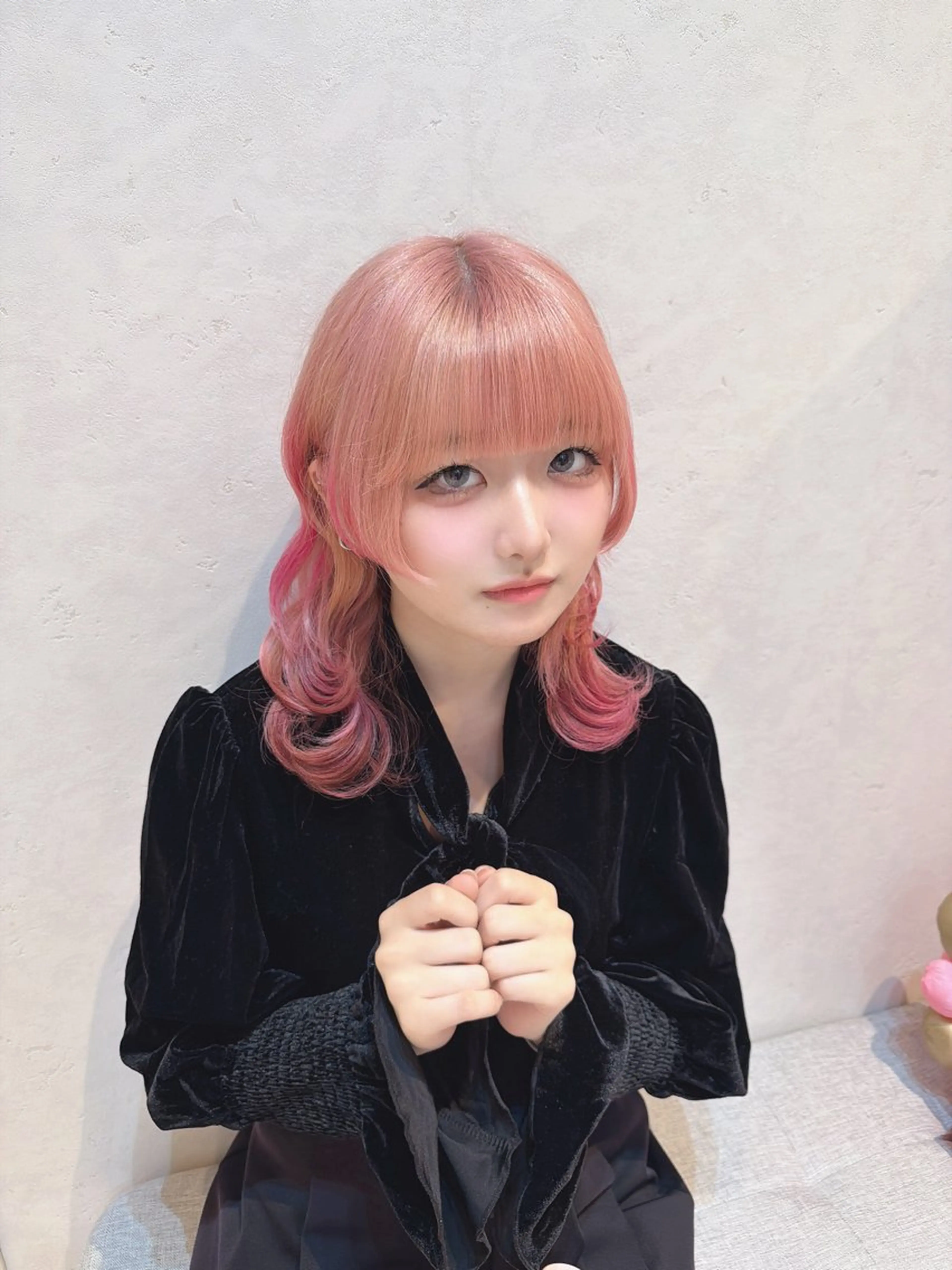 ミディアム カラー ピンクカラー ホワイトピンク カット ヘアカラー トリートメント ハイトーン/アレンジ かなで⊹ ࣪ ˖⟡のヘアスタイル