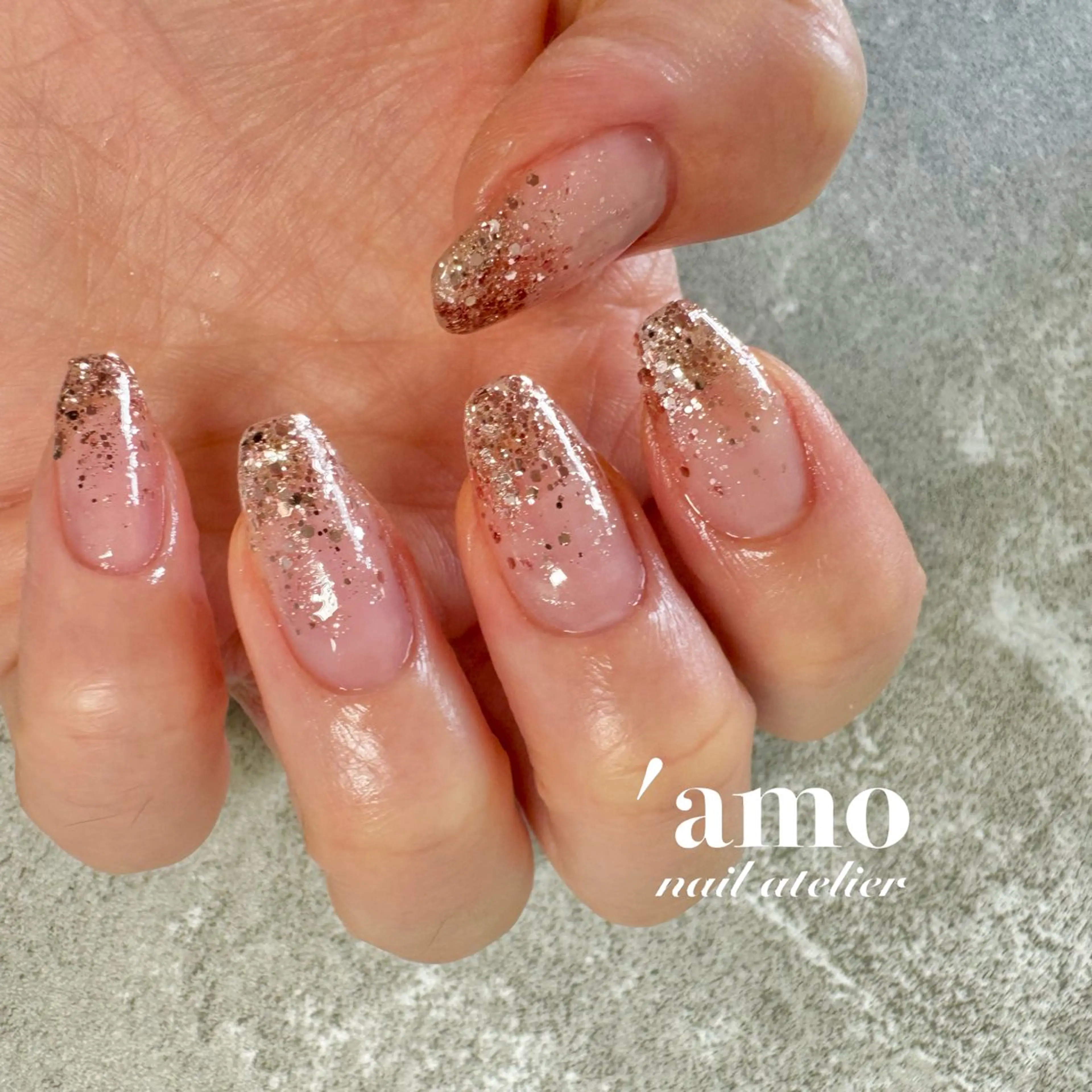 ネイル ジェルネイル ゴールド グラデーション ラメ(グリッター) ラメグラデーション 'amo nail atelierのネイルデザイン