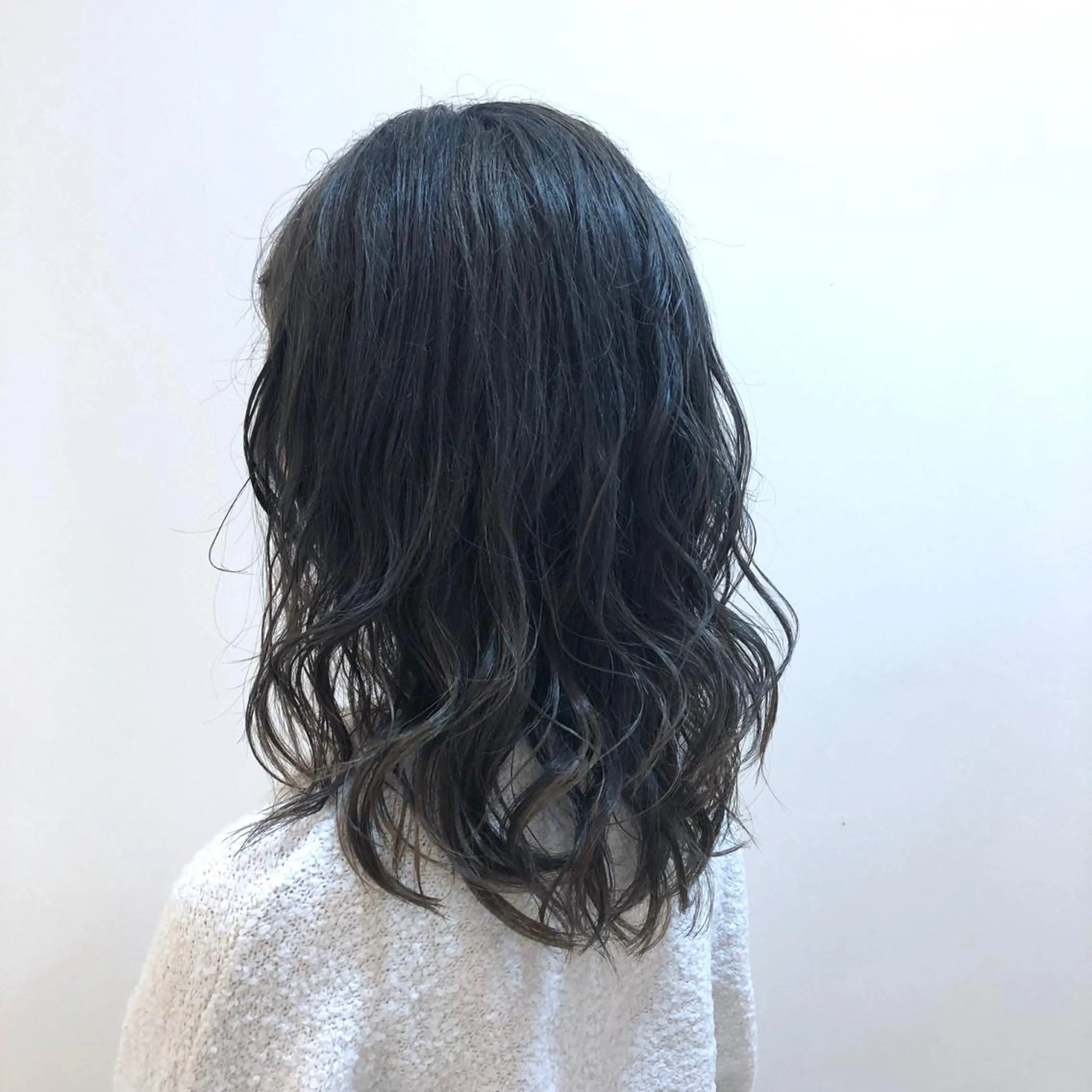 セミロング カラー ブリーチ ブルーカラー ブルージュ ケアブリーチ 🌈ぷる艶カラー🌈 髪質改善👑柳沼尚貴のヘアスタイル