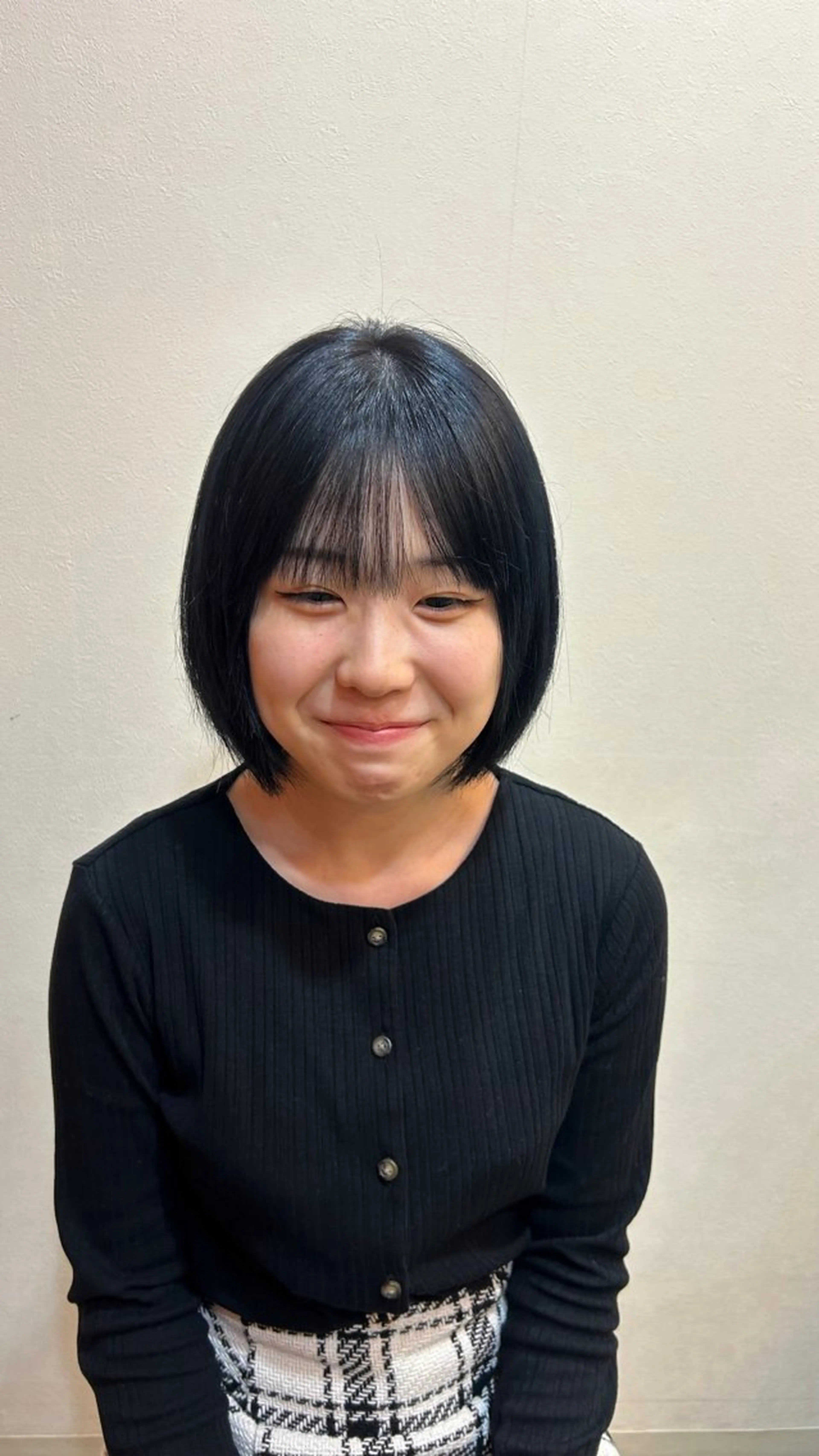 ショート カラー 黒髪 ブルーカラー ブルーブラック ヘアカラー 村松 麻菜のヘアスタイル