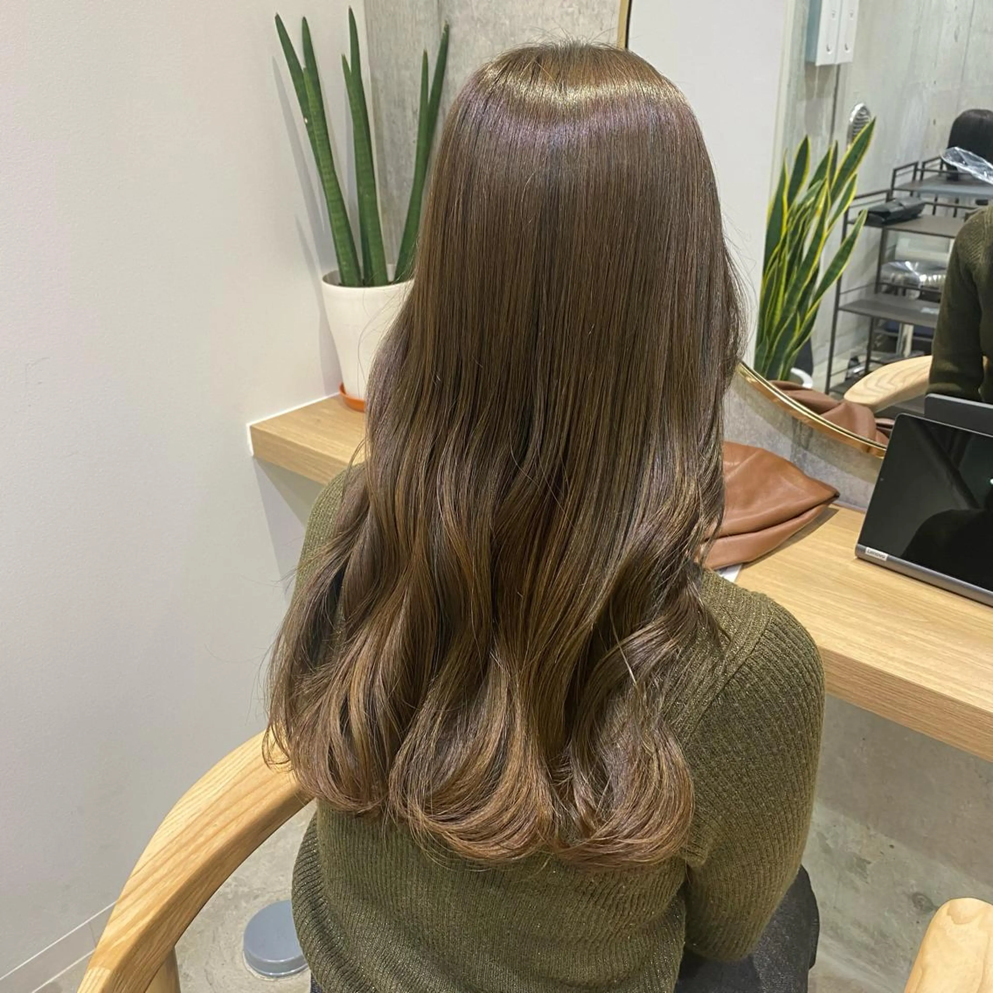 ロング カラー ベージュカラー オリーブベージュ fumi🪞血色感 アップ艶カラーのヘアスタイル