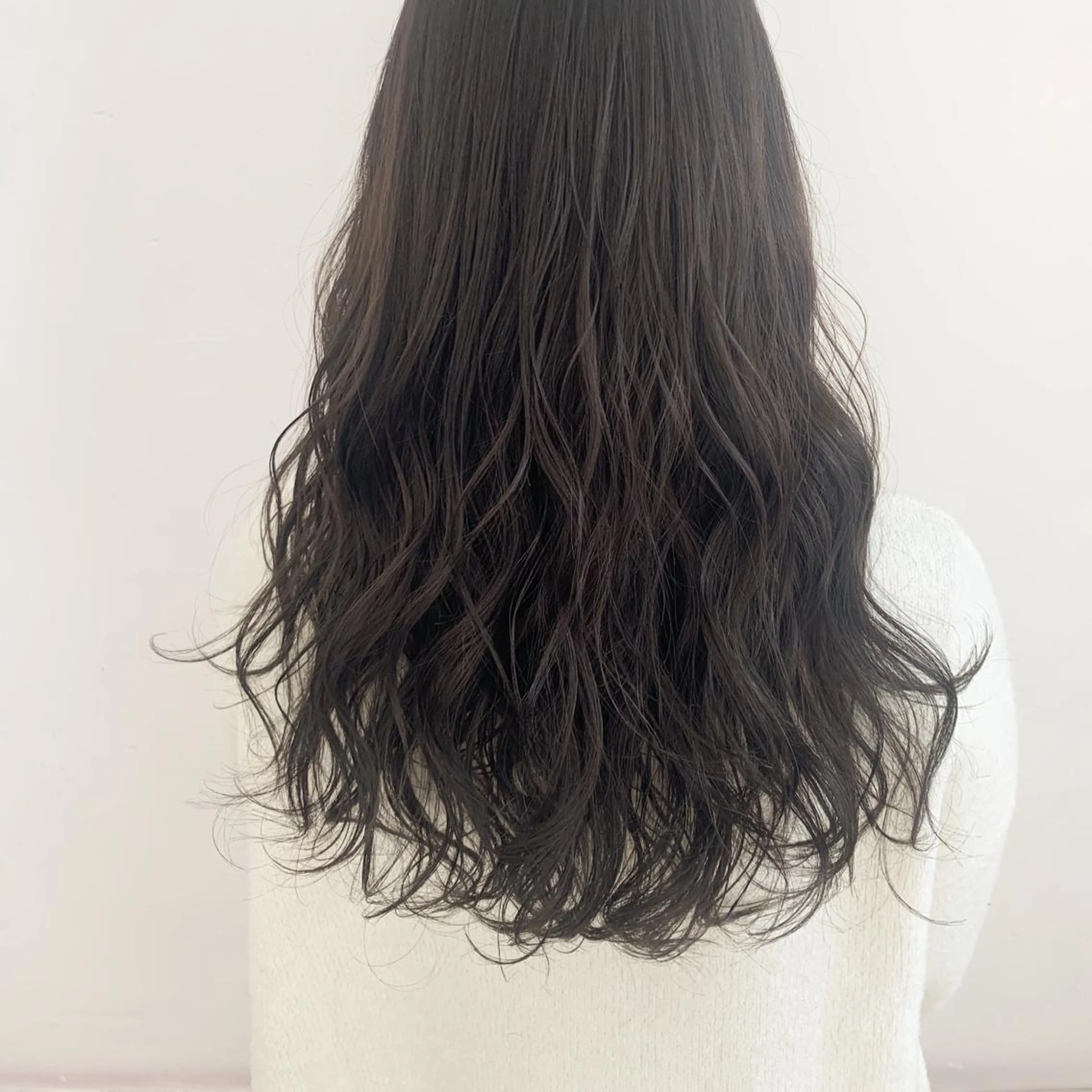 ロング カラー グレージュ ヘアカラー トリートメント chama レイヤーカットのヘアスタイル