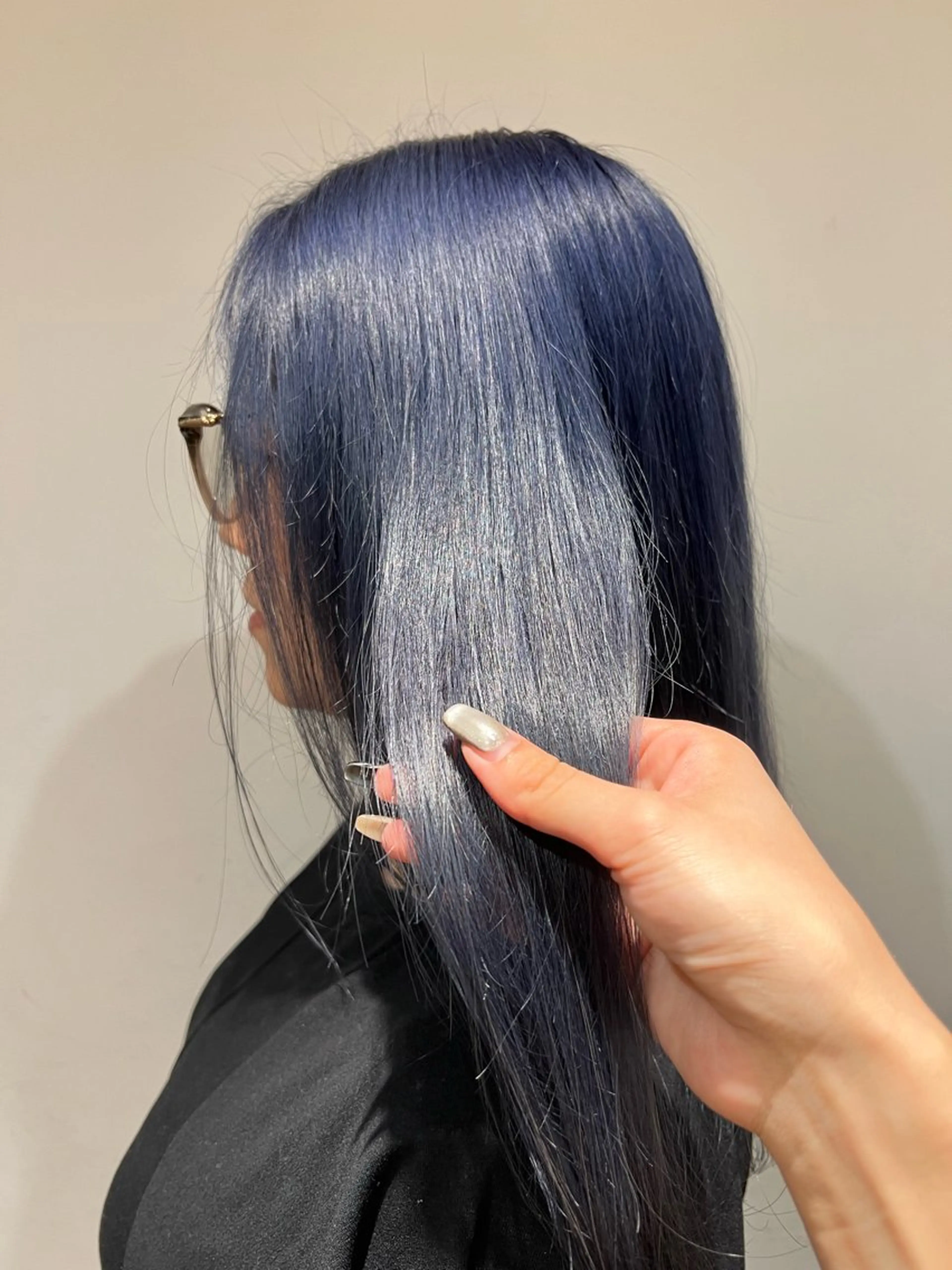 セミロング カラー ブリーチ ブルーカラー シルバー ヘアカラー トリートメント ワタナベ モカ🦢のヘアスタイル