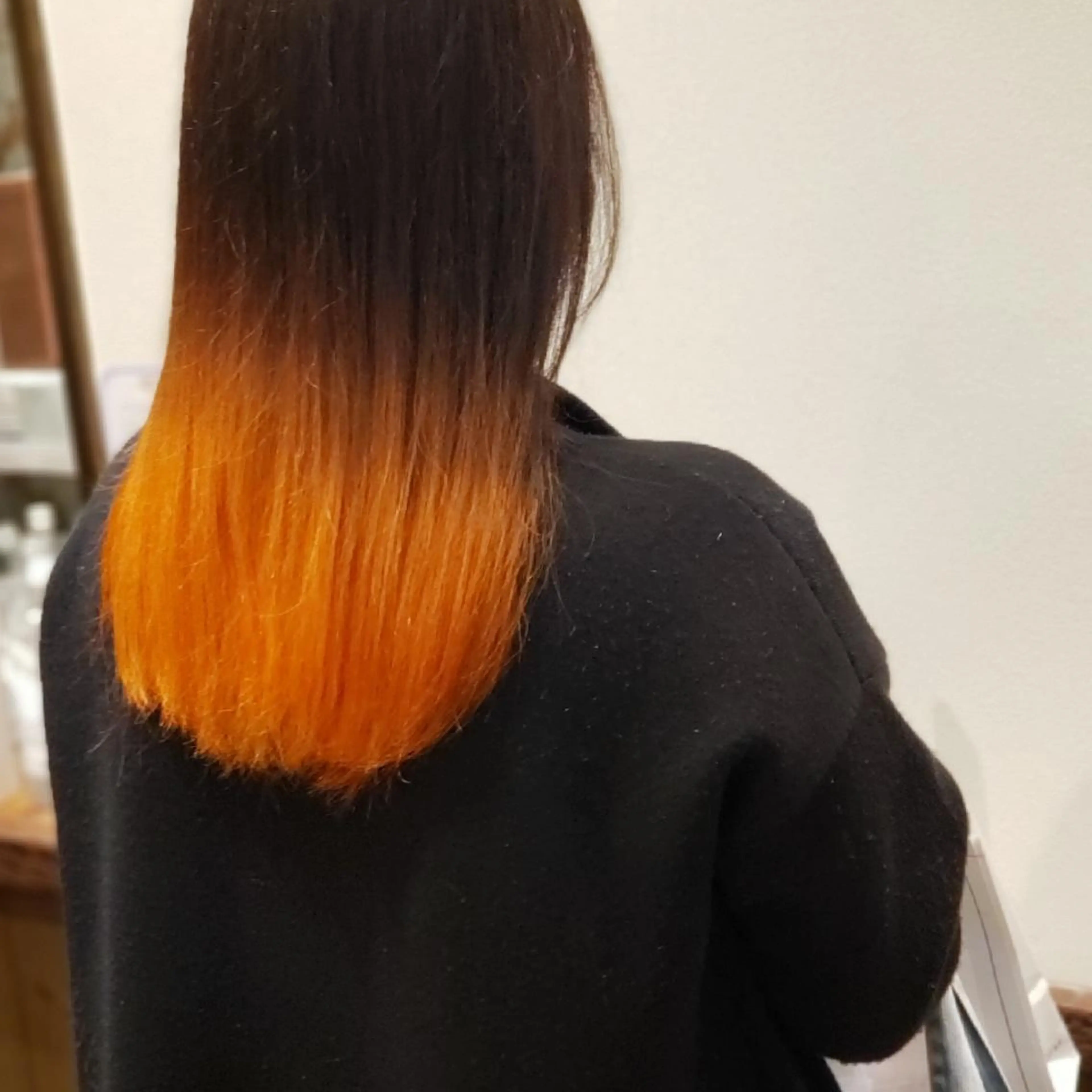 ロング カラー ブリーチ グラデーションカラー オレンジ 美容室SAKU  馬橋店所属・槌本 健成のヘアスタイル