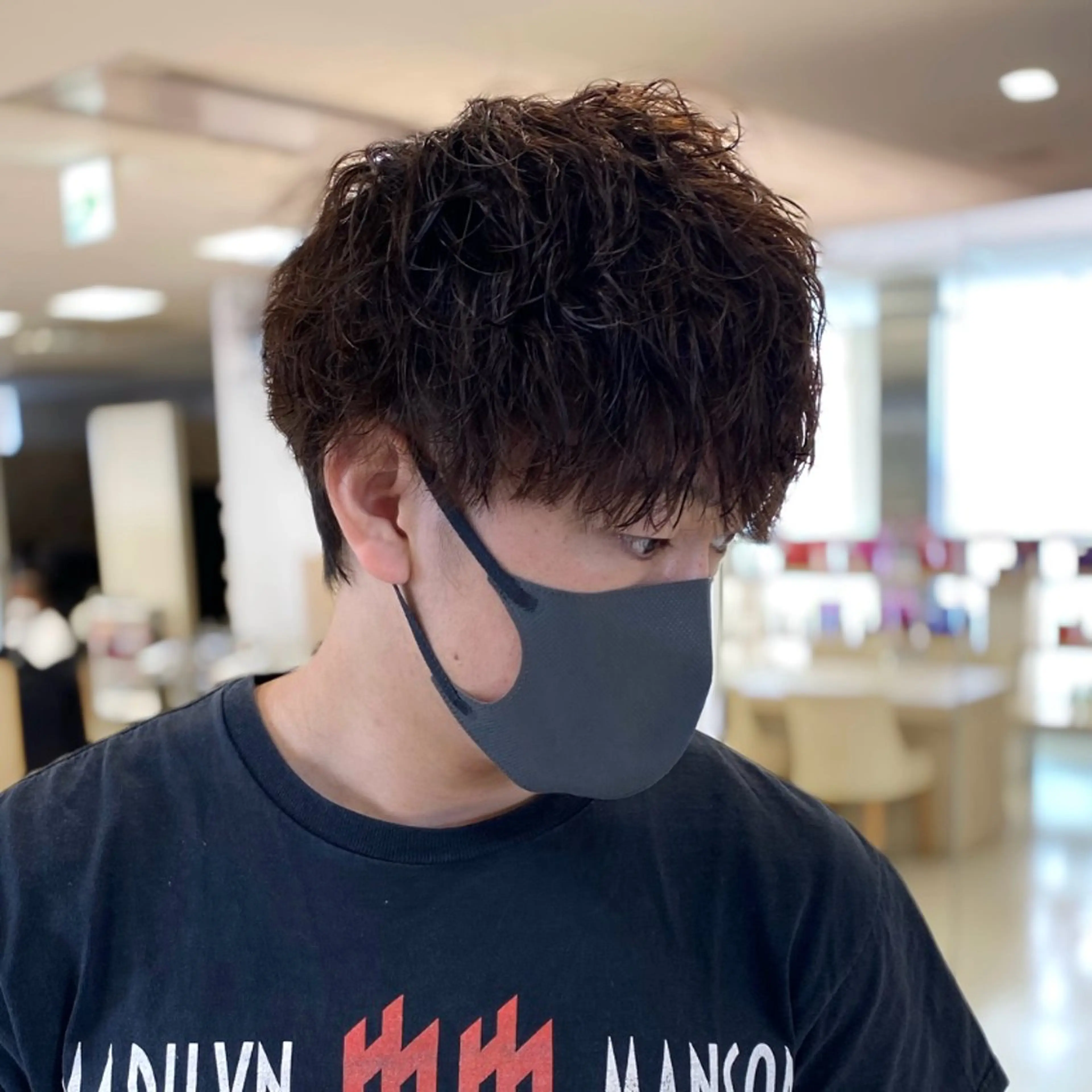 ミディアム パーマ メンズ ミディアムパーマ フェザーパーマ メンズパーマ 波巻きパーマ ニュアンスパーマ カット パーマ トリートメント 銀座メンズパーマ🦚 ブリーチ🌿レイヤーのヘアスタイル
