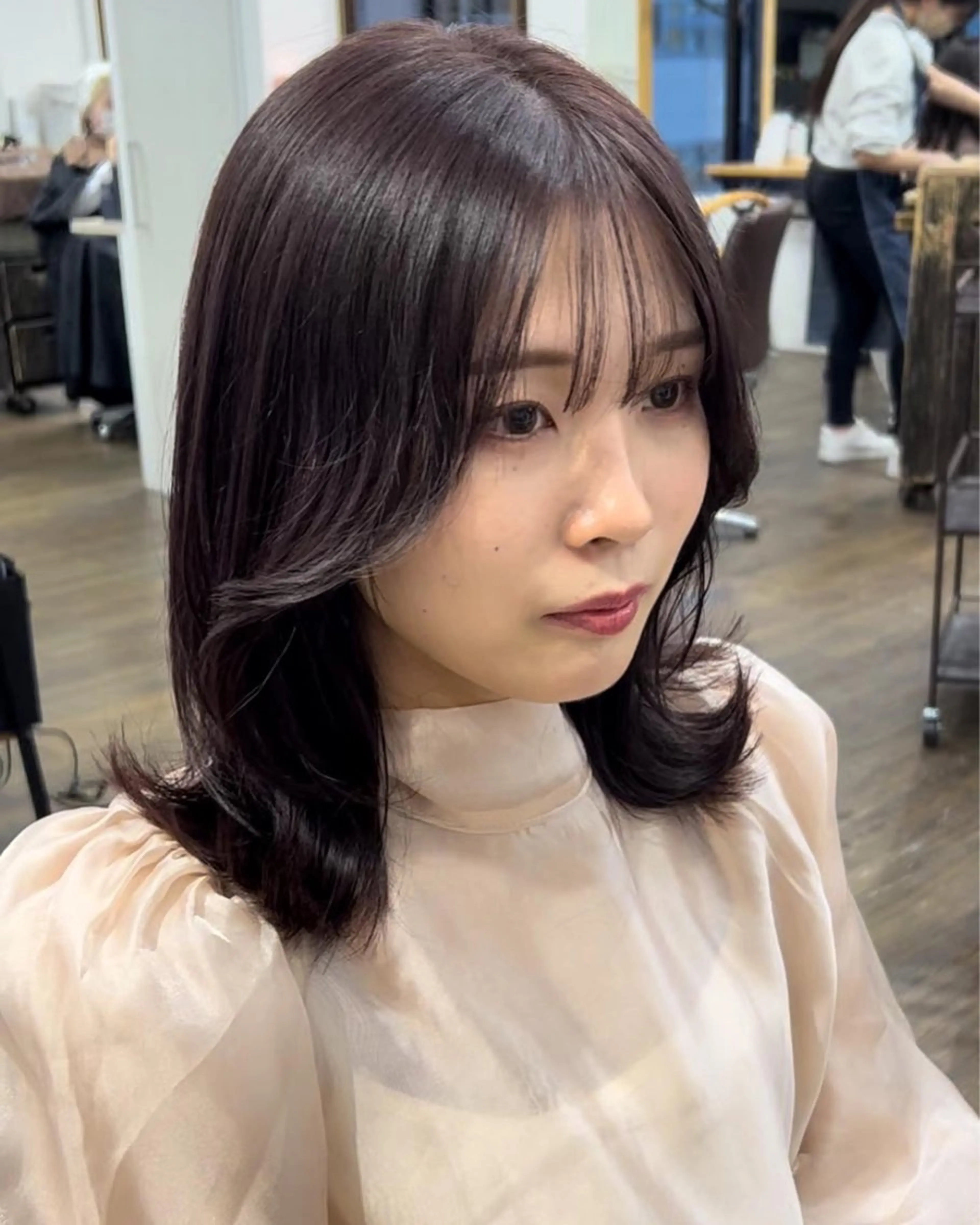 ミディアム カラー Yui. レイヤー／パーマのヘアスタイル
