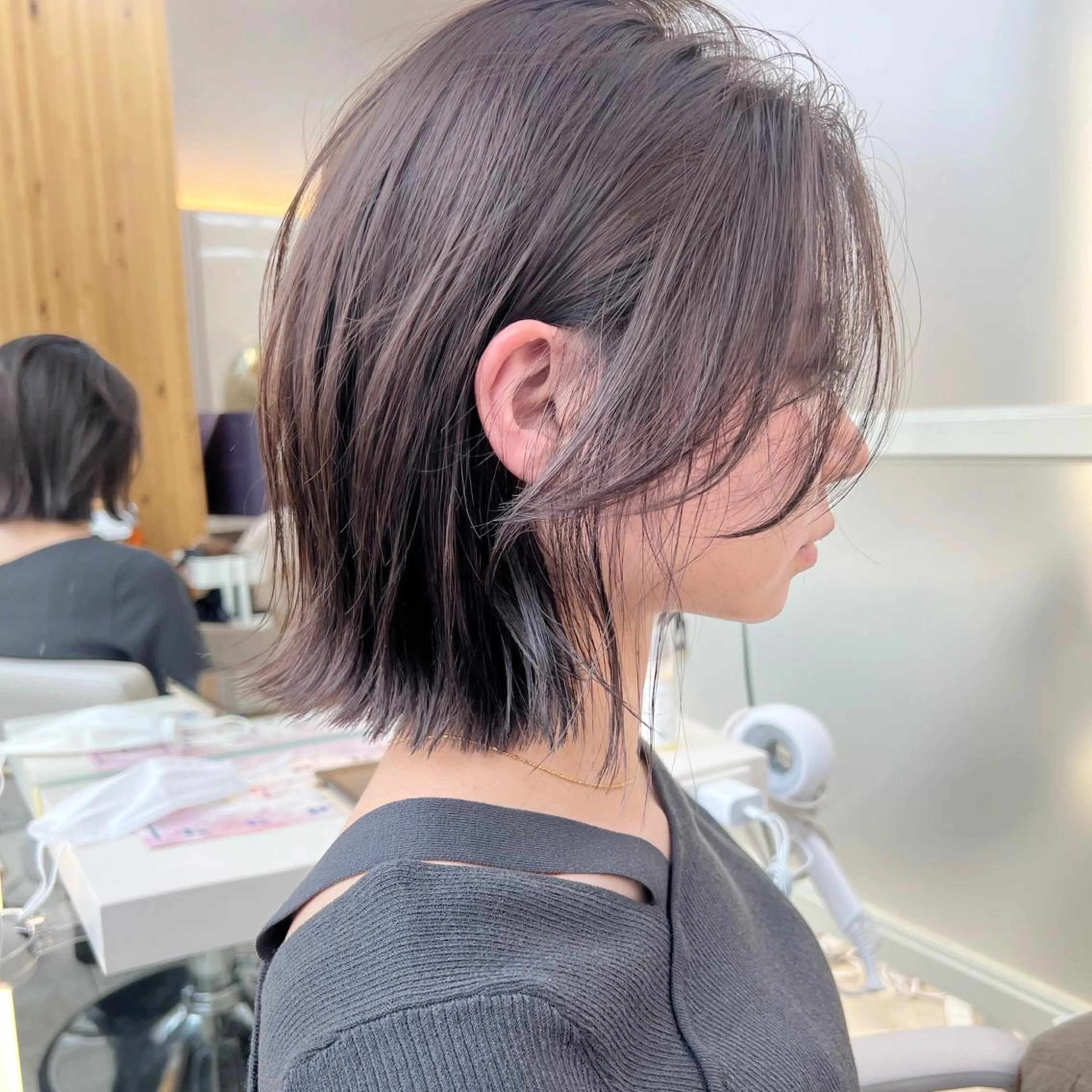 ミディアム カラー 切りっぱなしボブ ミストバング ブリーチ グレージュ ハイトーンカラー カット ヘアカラー トリートメント ニュアンスレイヤー ハイトーンカラーのヘアスタイル