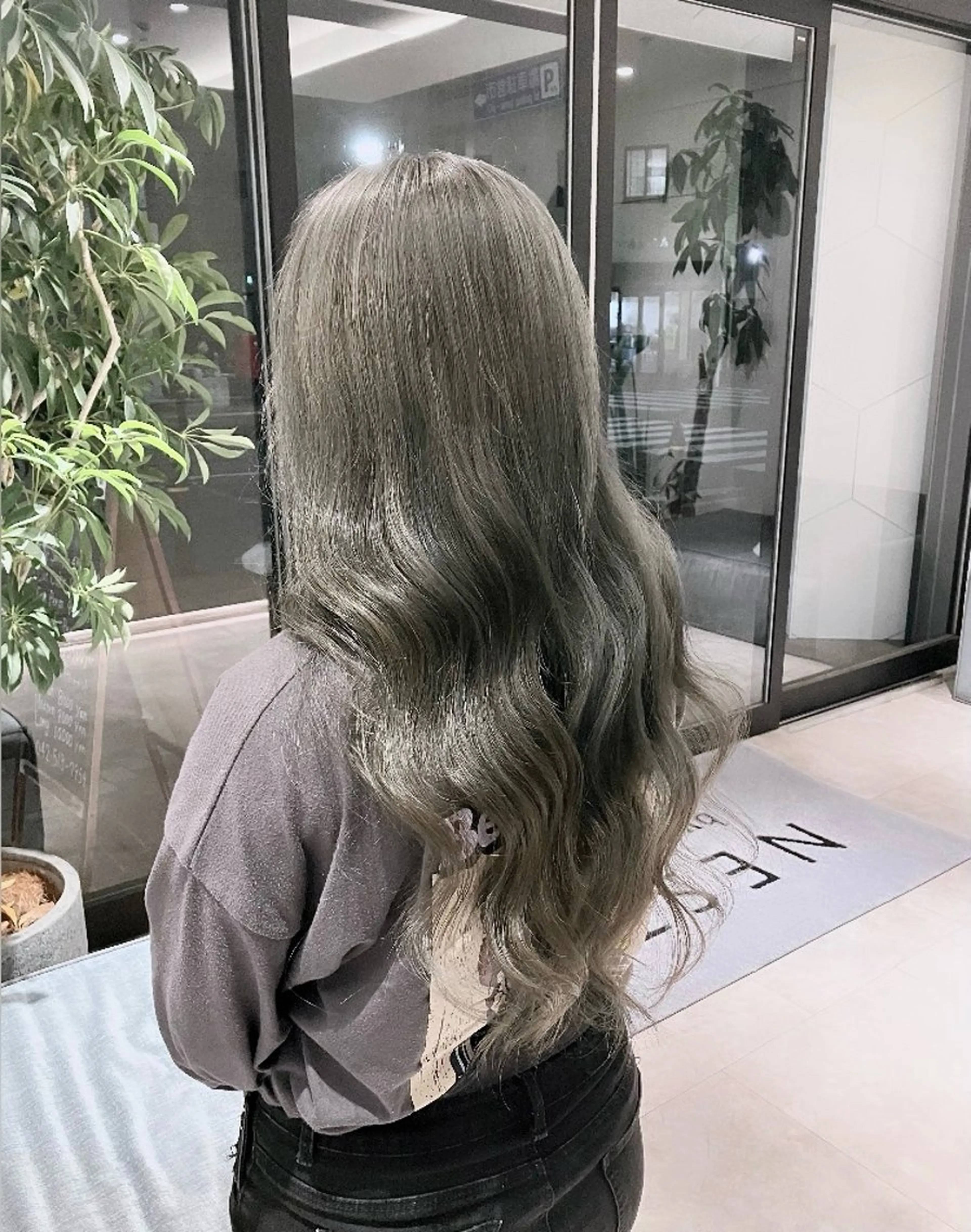 ロング カラー ブリーチ オリーブグレー サキ🤍ハイトーン 🩰くびれ巻きヘアのヘアスタイル