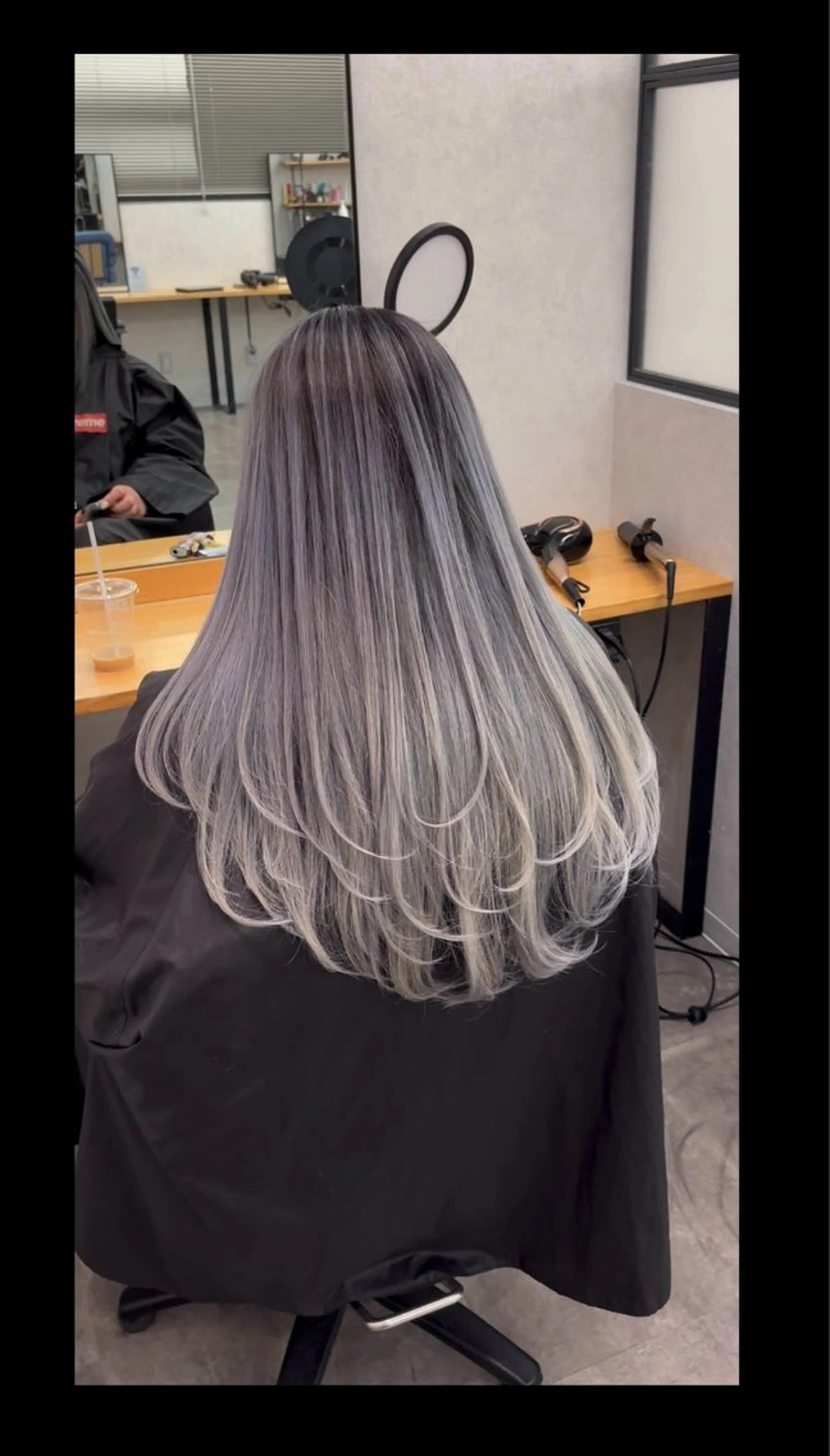 ロング カラー バレイヤージュ シルバー ホワイトシルバー レイヤーカット ヘアカラー 艶ハイトーン/ レイヤー/ウルフ/蓮のヘアスタイル