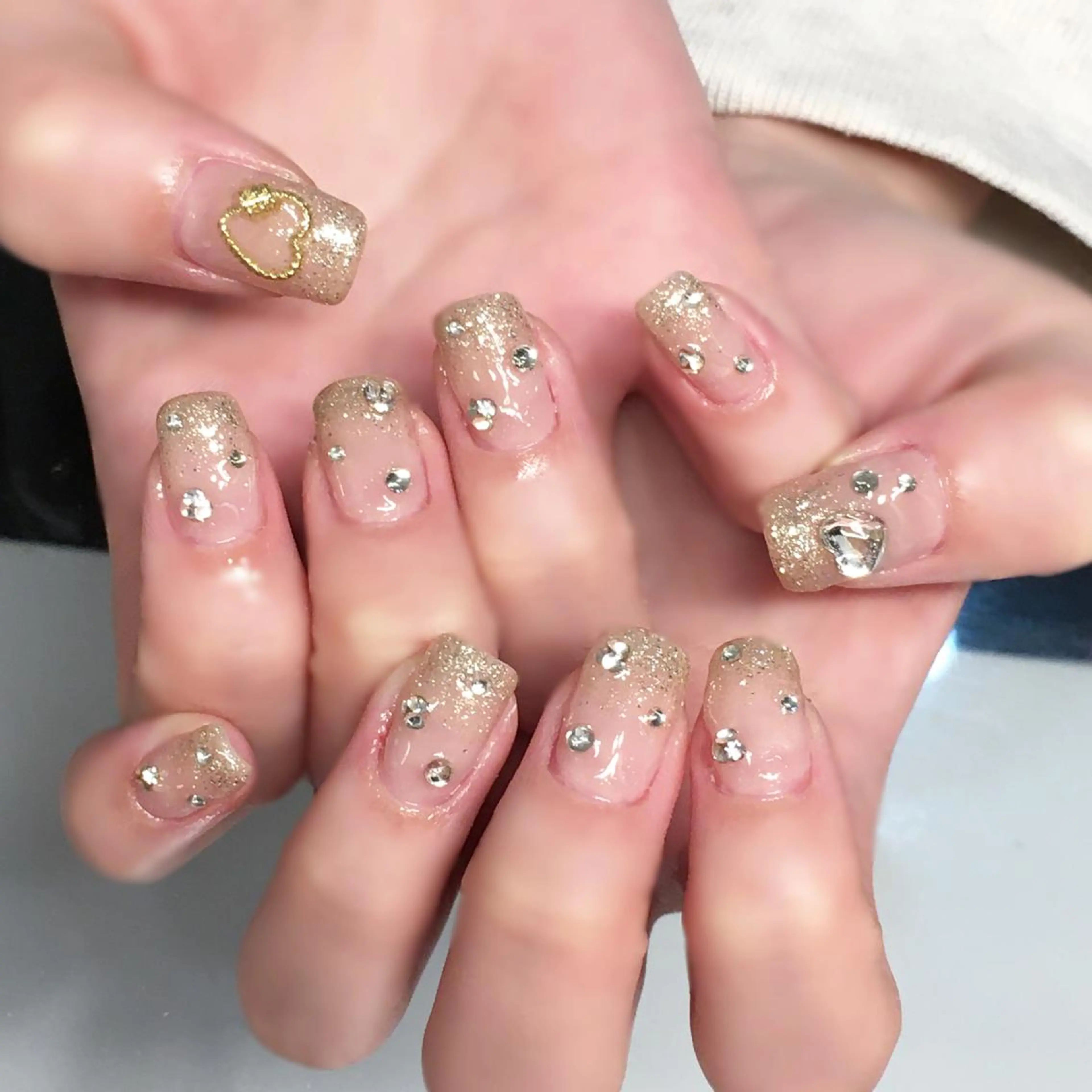 ネイル ジェルネイル ゴールド グラデーション ハート キラキラネイル Nyanco Nailのネイルデザイン