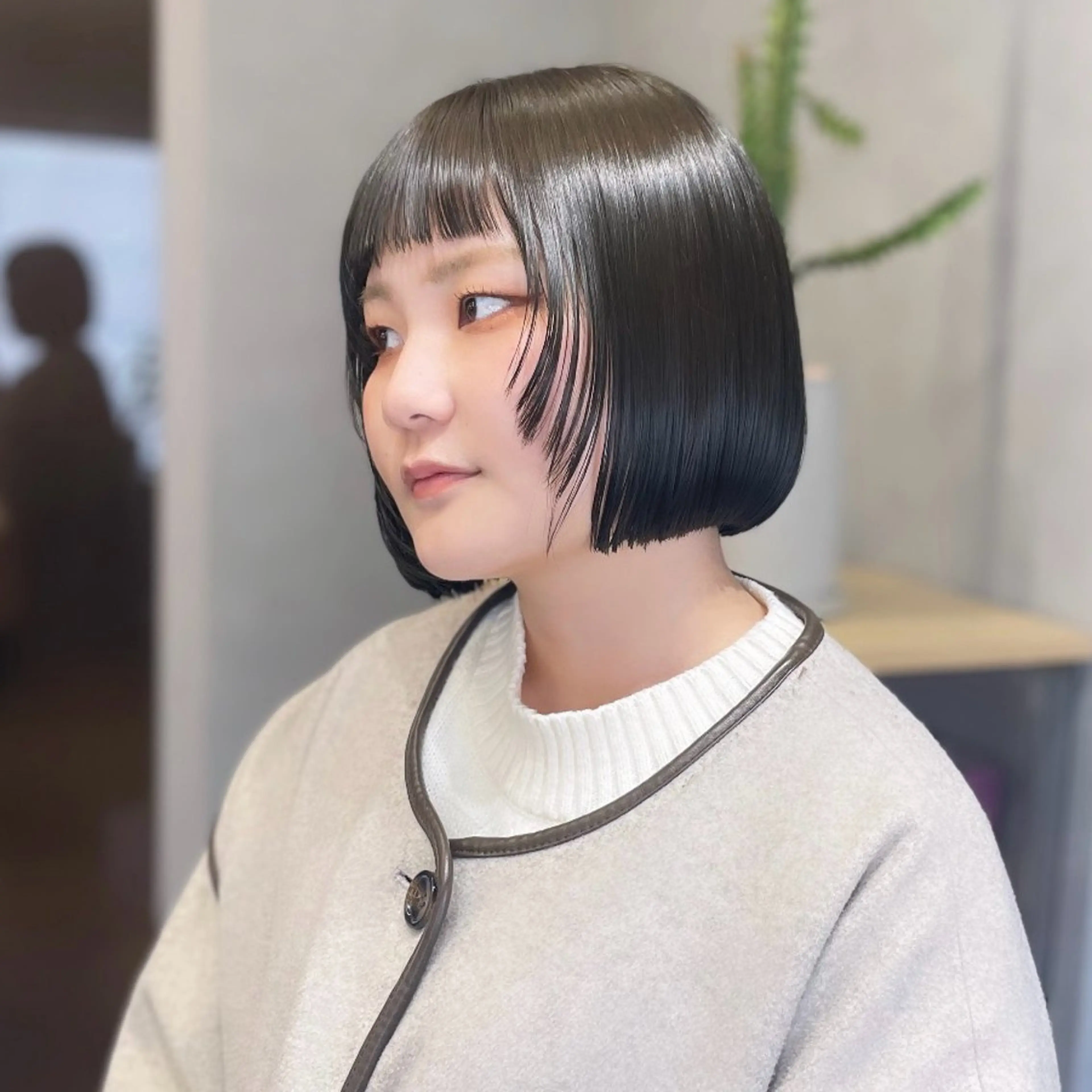 ショート カラー グレージュ オリーブグレージュ オリーブグレー ボブ 顔まわりレイヤー カット ヘアカラー Rui/透明感カラー 暖色/レイヤーカットのヘアスタイル