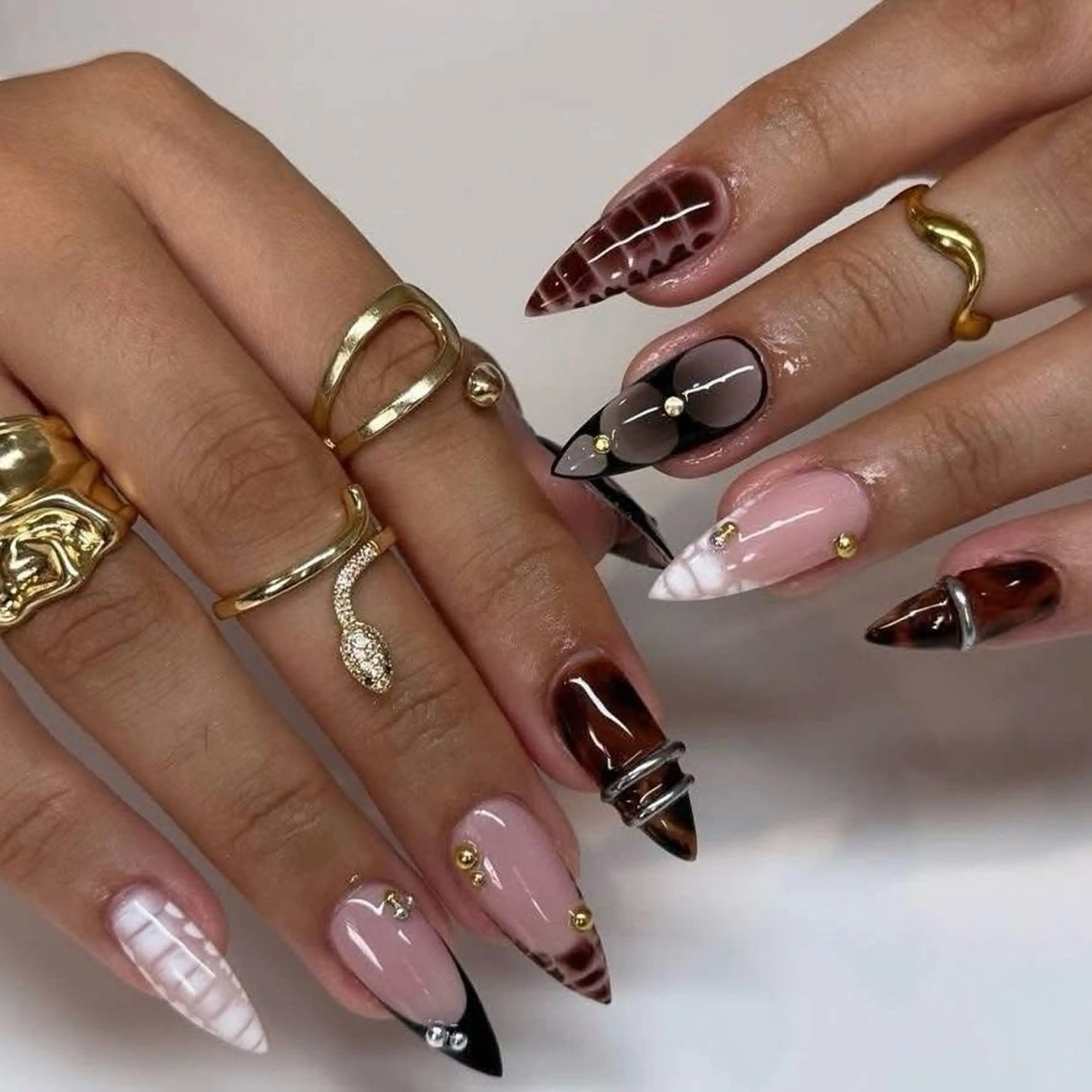 ネイル アニマル柄 ブラウン フラワーネイル ジェルネイル ロングネイル HA NIのネイルデザイン