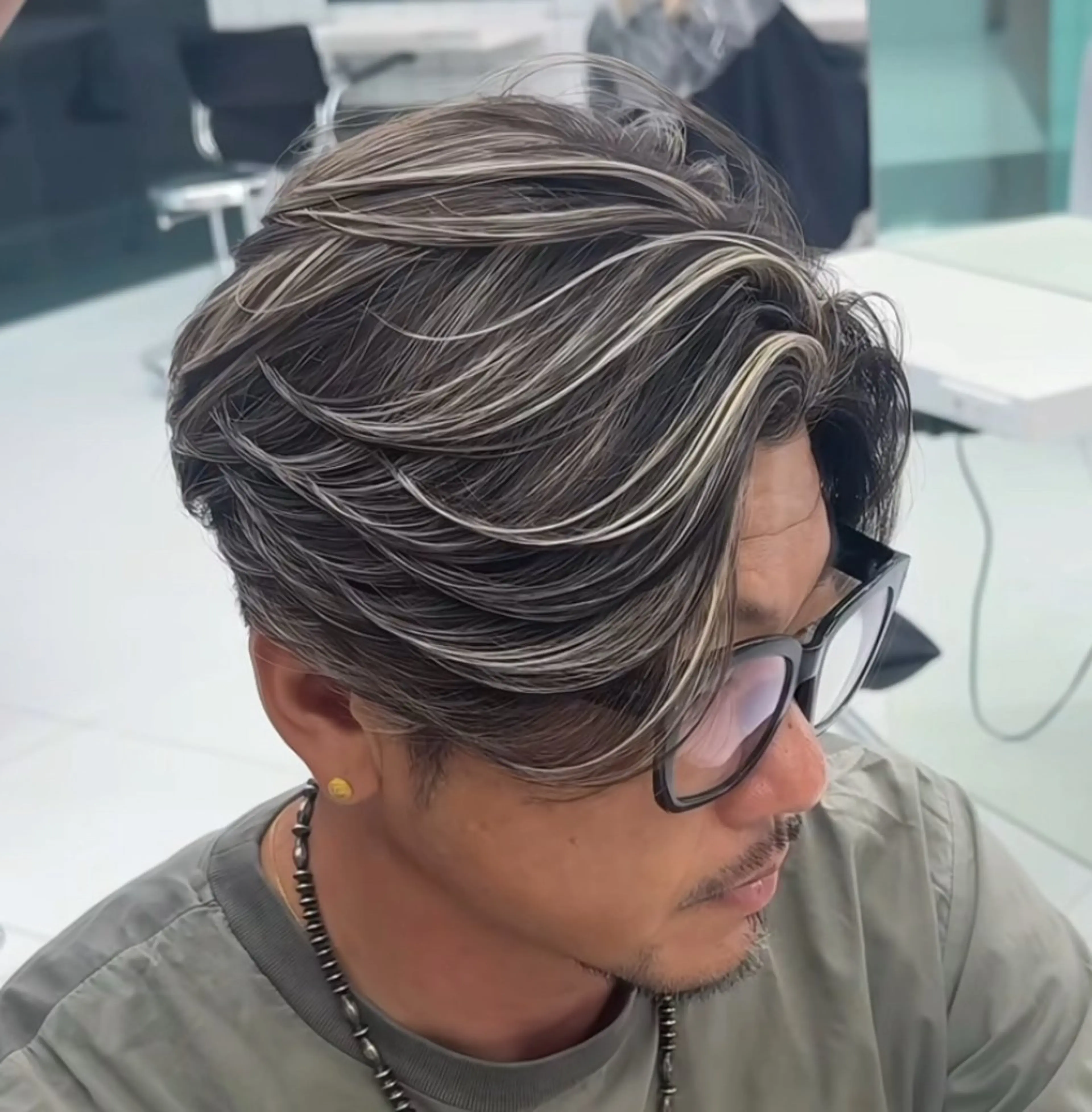 メンズ センターパート メンズハイライト メンズメッシュ カット ヘアカラー 白髪メッシュ/ 大人メッシュ/ぽんのヘアスタイル