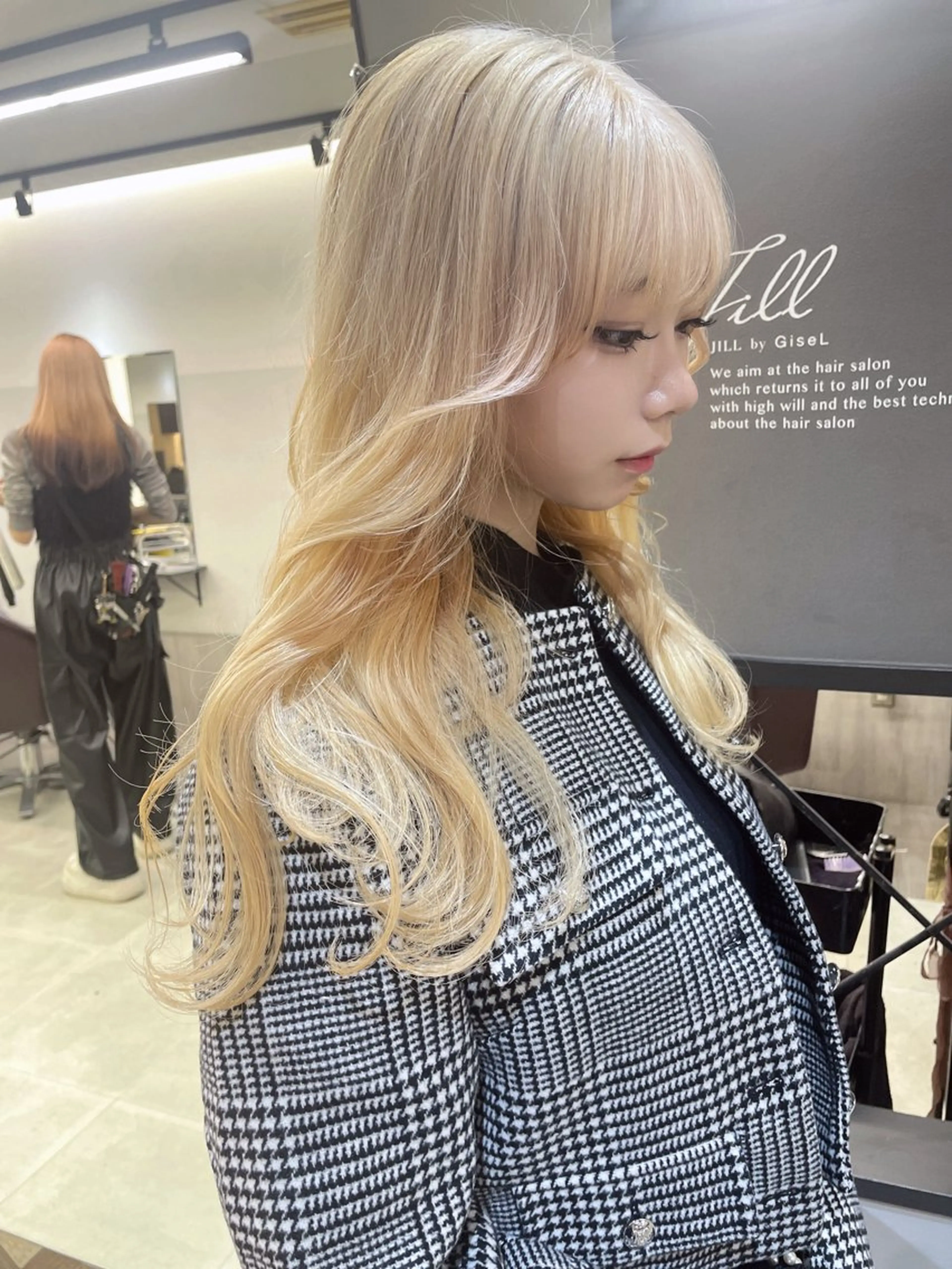 ロング カラー ブロンド AIRI layer cut hairのヘアスタイル