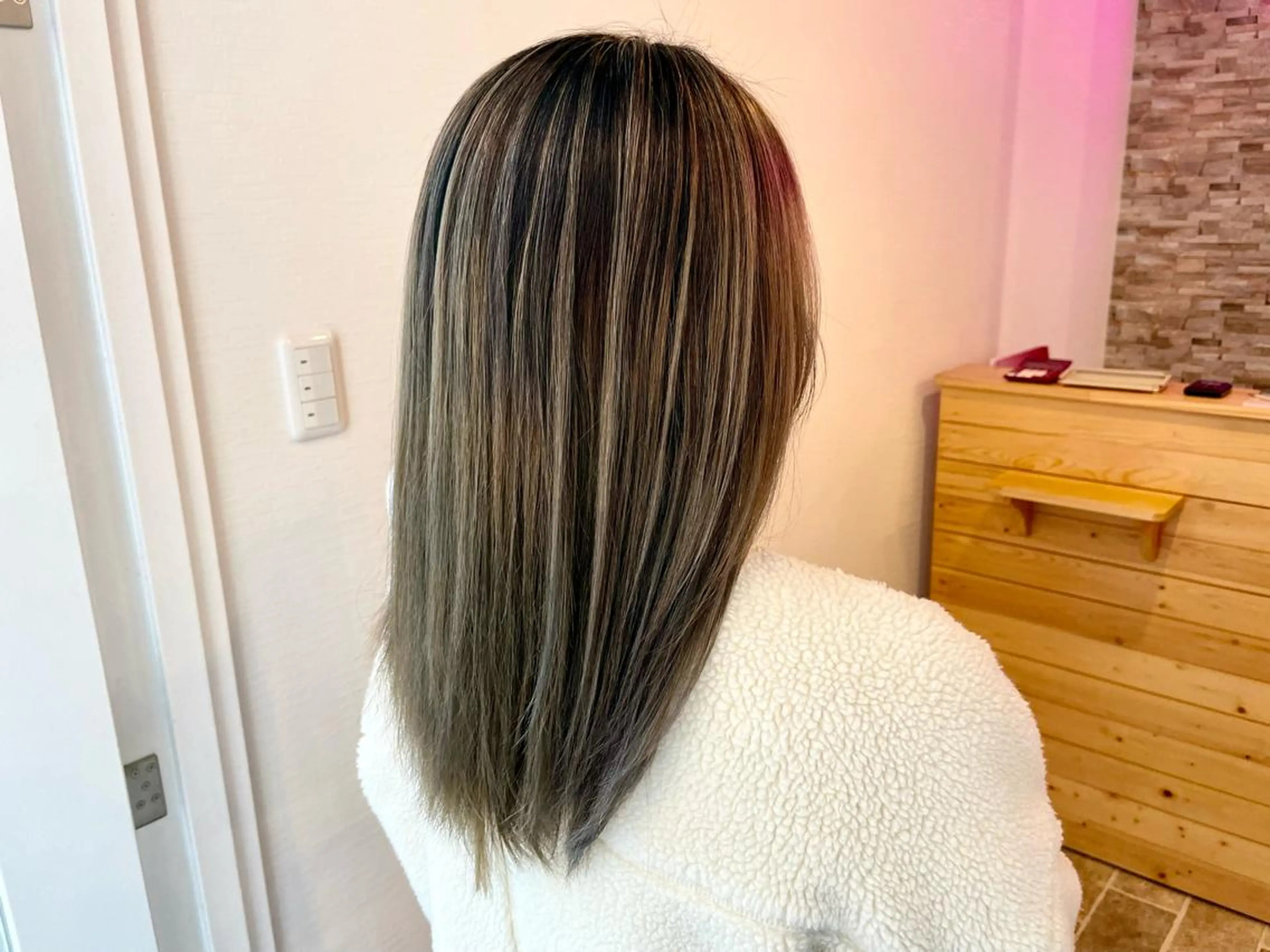 セミロング SALOWIN心斎橋Suite店所属・ブリーチ毛にもできる 縮毛矯正|鷹司郎のヘアスタイル