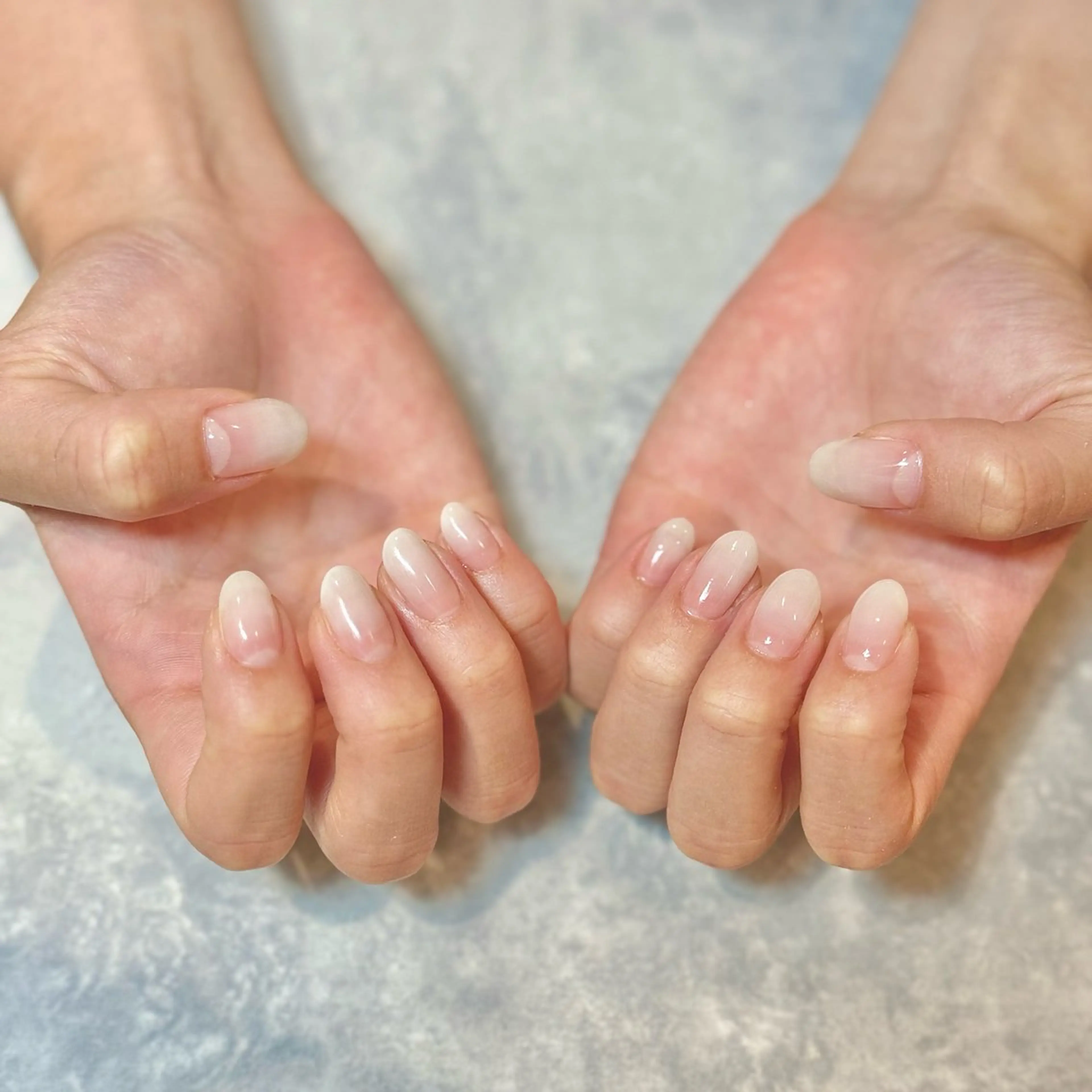 【グラデーション】オフ・ケア込✨指先が綺麗に見えるナチュラルカラー💅🏻の写真