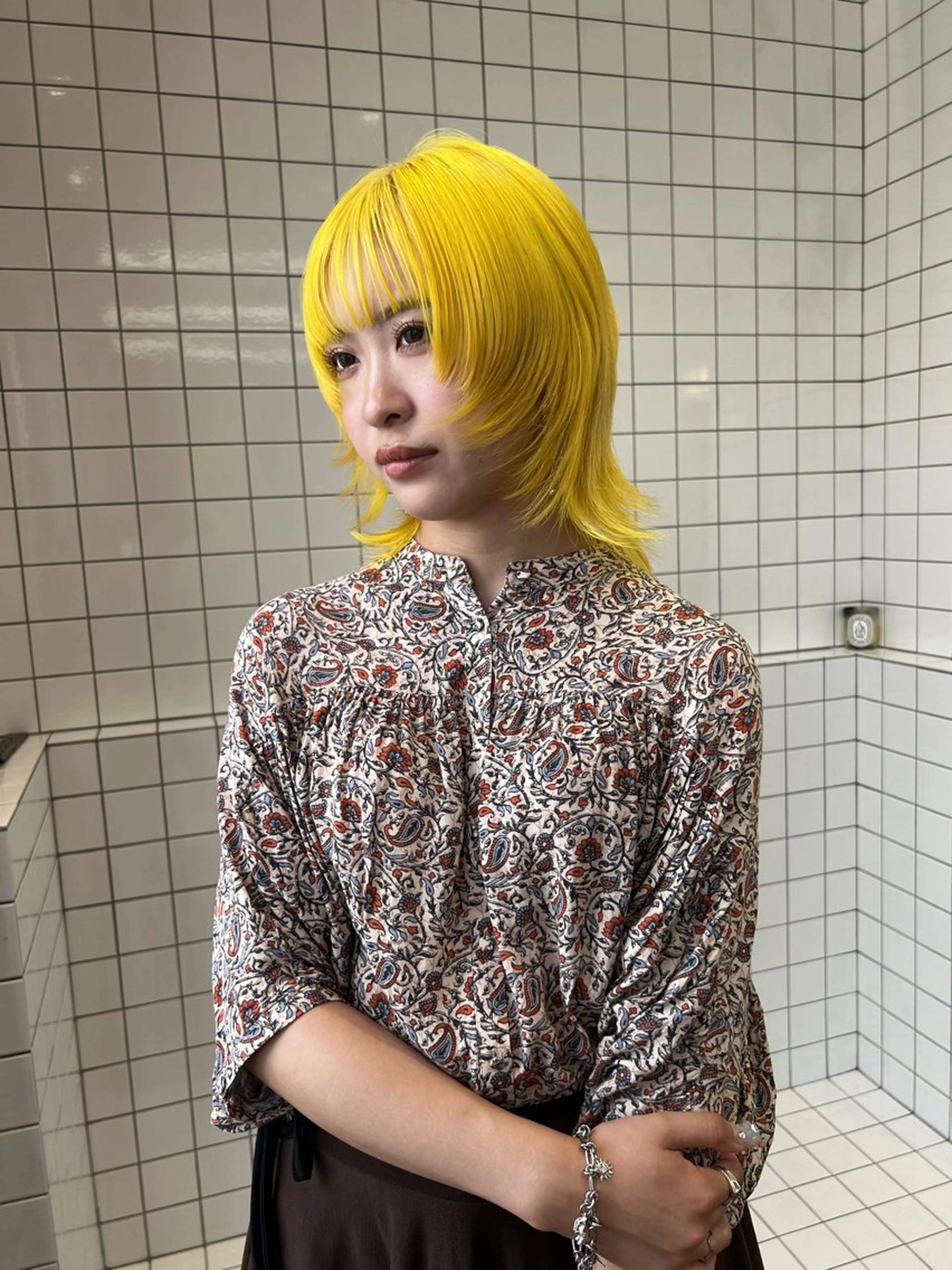 ミディアム カラー アッシュ アッシュブラウン ブリーチ ブラウンカラー ケアブリーチ ヘアカラー トリートメント ヘアセット ニュアンスレイヤー ハイトーンカラーのヘアスタイル