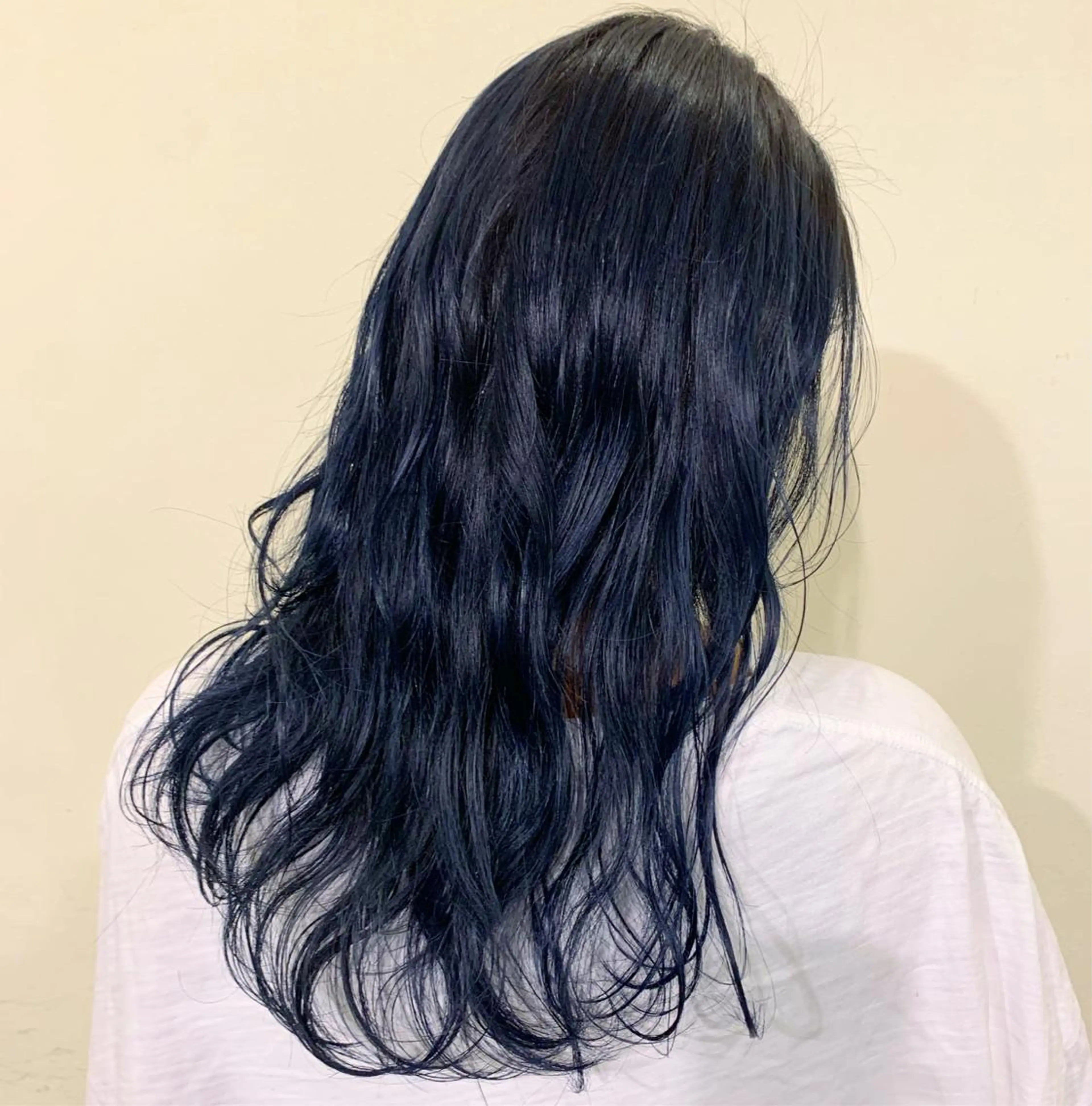 カラー 黒髪 ブリーチ ブルーカラー ブルーブラック MAKE'S omotesando所属・狐塚 未咲のヘアスタイル