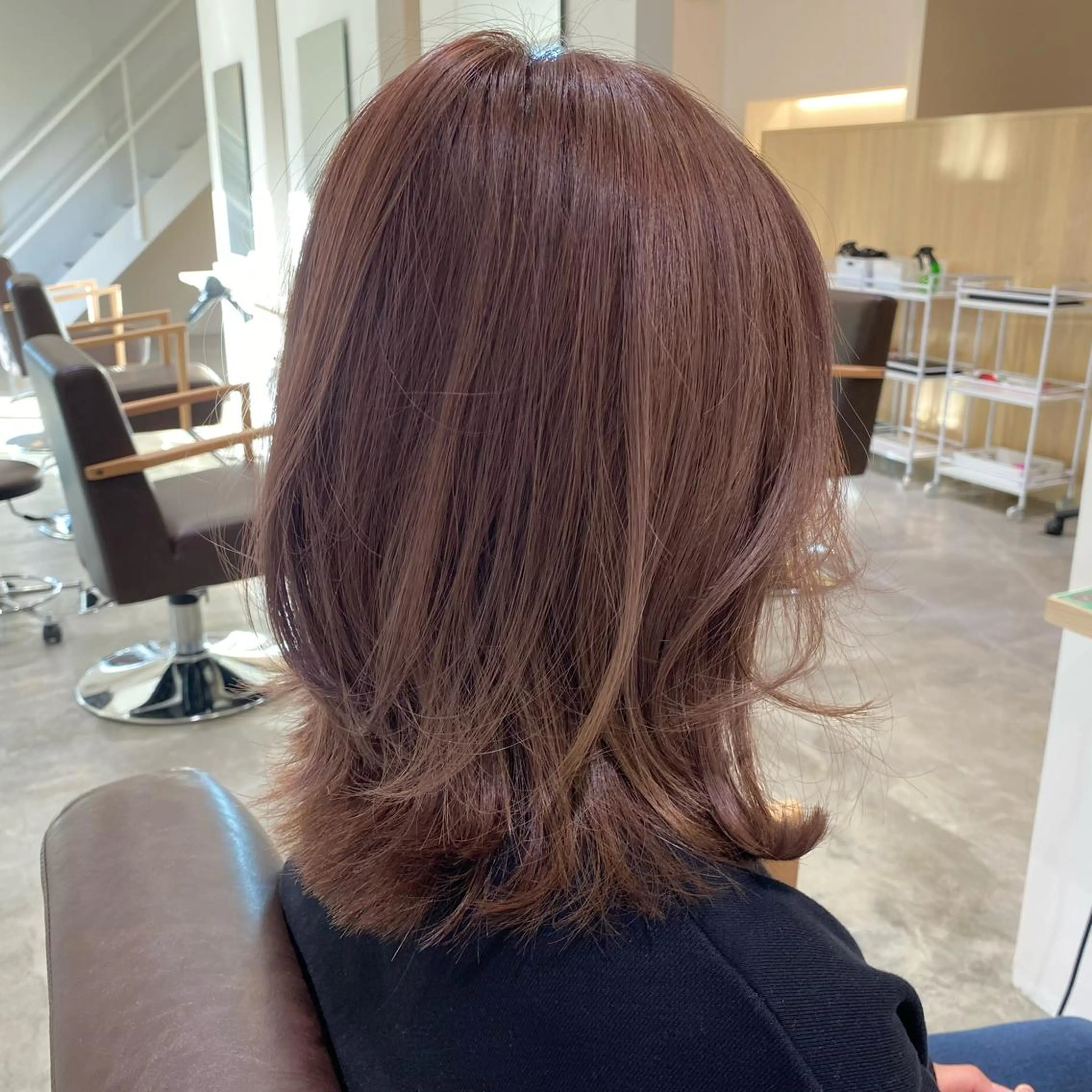 ミディアム カラー ミディアムパーマ バレイヤージュ ブリーチ ダブルカラー イヤリングカラー ヘアカラー トリートメント ブリーチなしWカラー /酸性ストレート河本のヘアスタイル