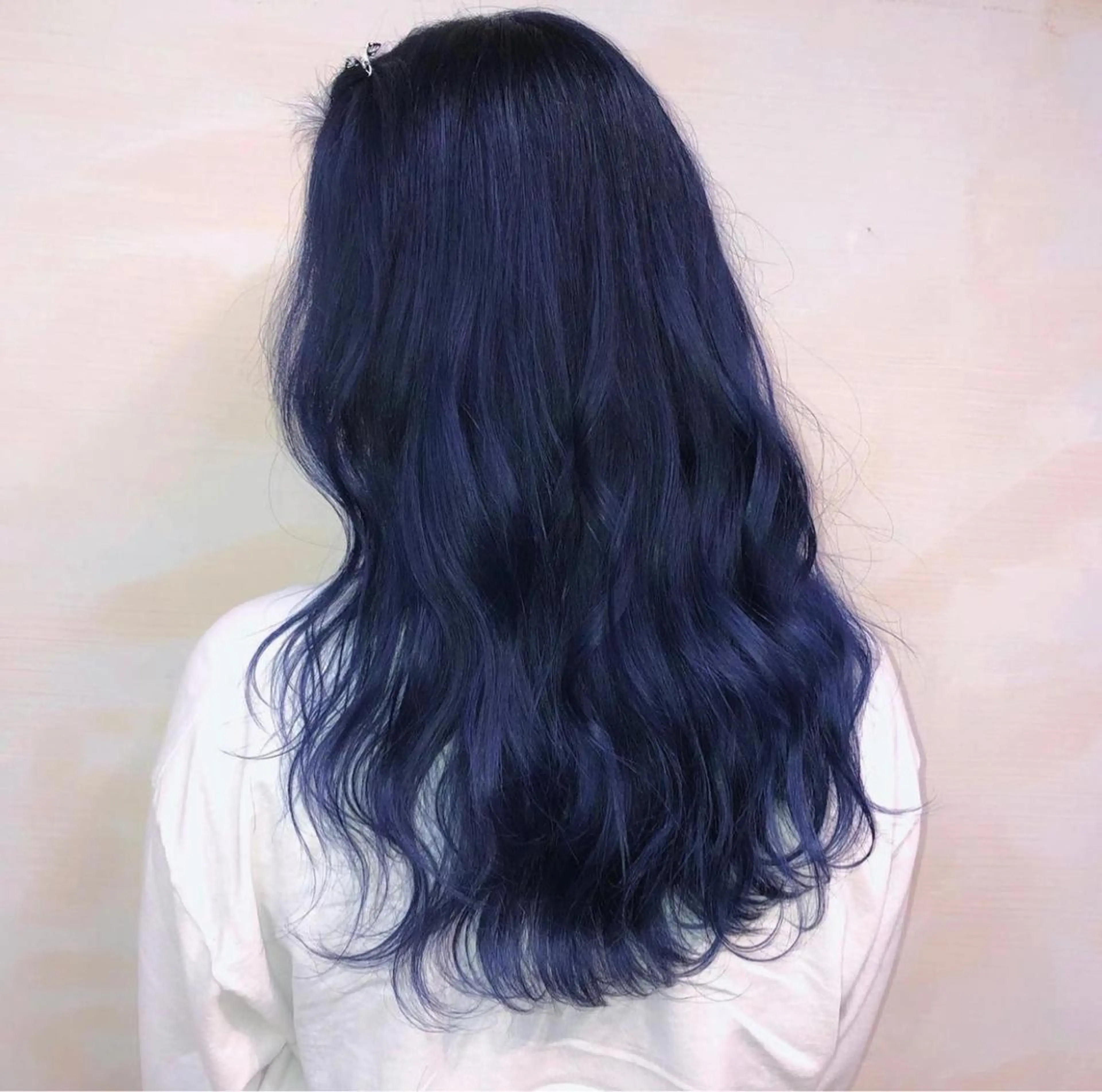 ロング カラー ブリーチ ブルーカラー ネイビーカラー ヘアカラー MEI💫銀座 エクステ/艶カラーのヘアスタイル