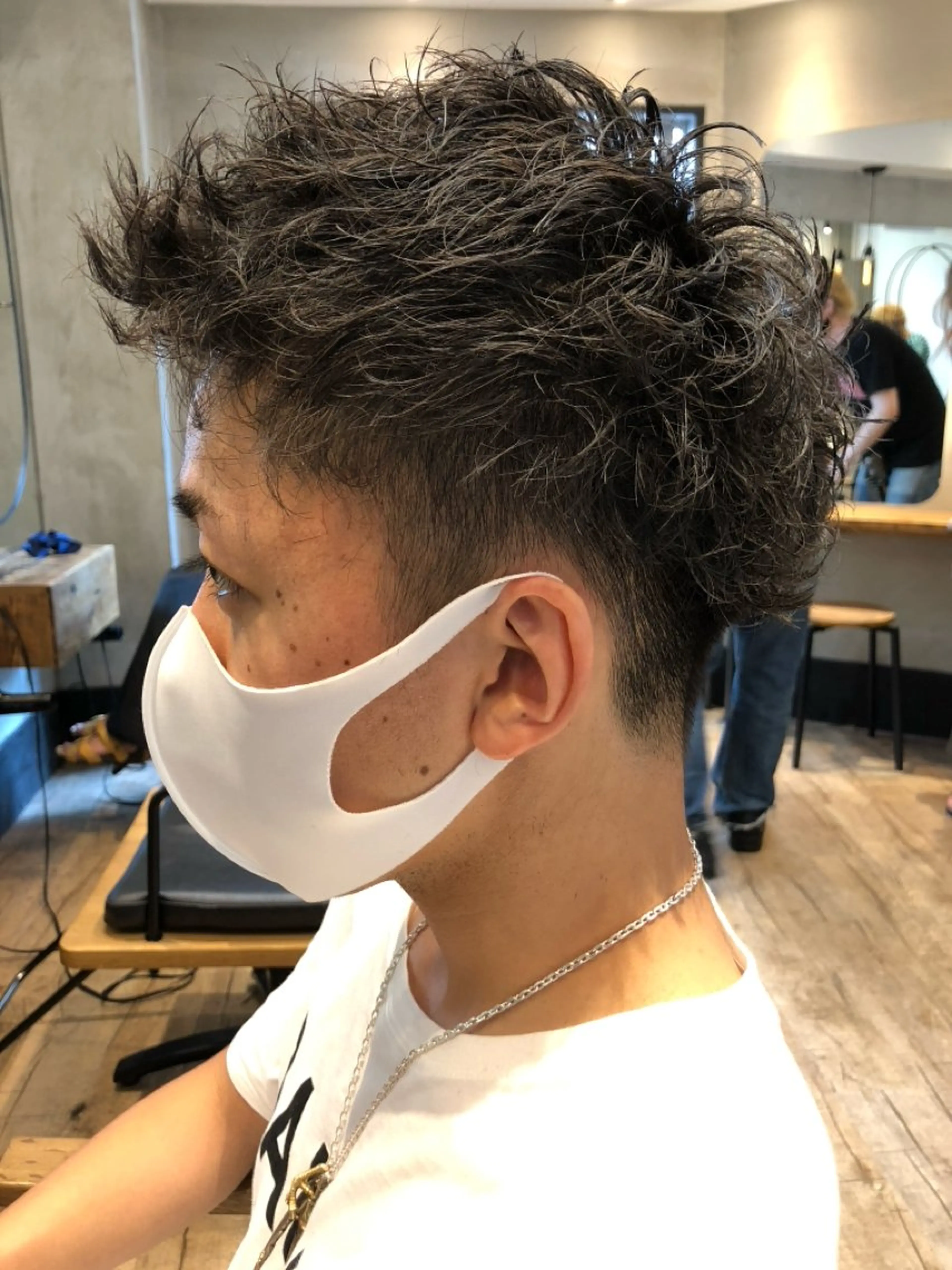ショート パーマ メンズ ビジネス センターパート フェードカット フェザーパーマ メンズ韓国風 カット パーマ トリートメント ヘアセット youres hair 髪質改善トリートメント&ヘッドスパ　新宿WEST【ユアーズヘア】所属・新宿メンズパーマ TAKEメンズカットのヘアスタイル