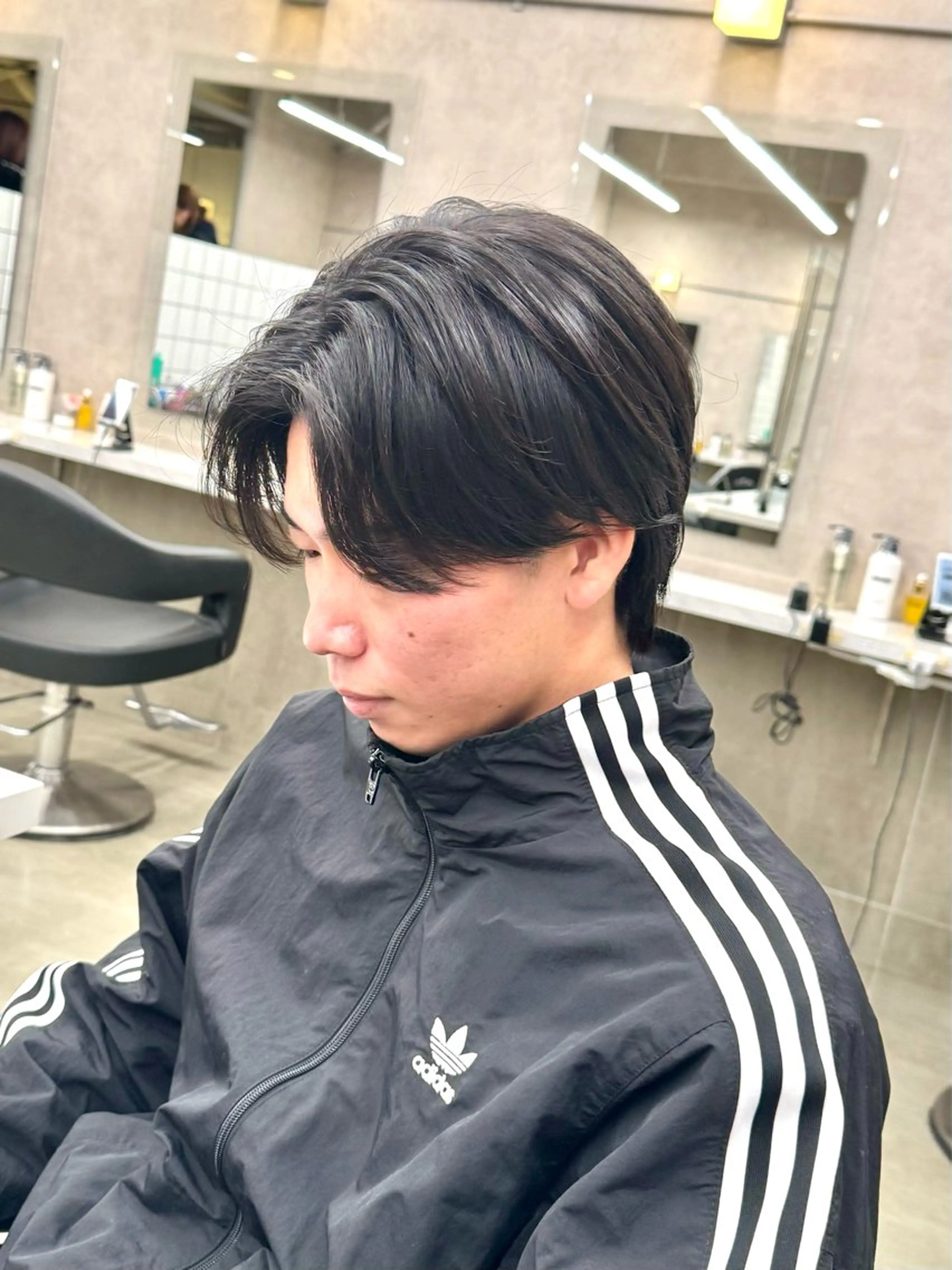 ミディアム パーマ ヘアアレンジ メンズ ミディアムパーマ フェザーパーマ メンズパーマ ヘアカラー パーマ トリートメント ヘアセット 顔まわりカット の達人のヘアスタイル