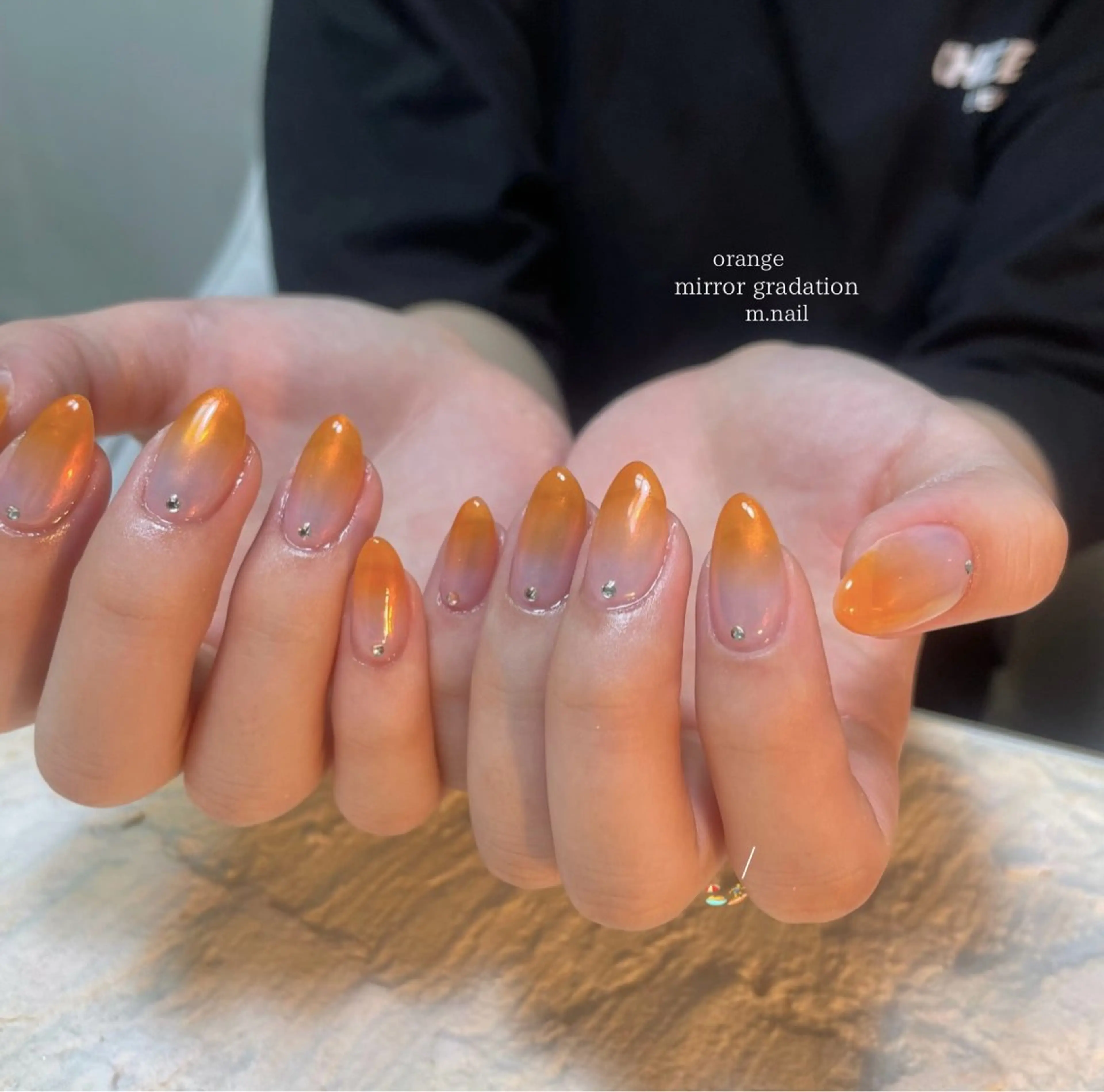 ネイル オーロラネイル グラデーション ミラーネイル オレンジ シンプルネイル ハンドネイル m.nail salonのネイルデザイン