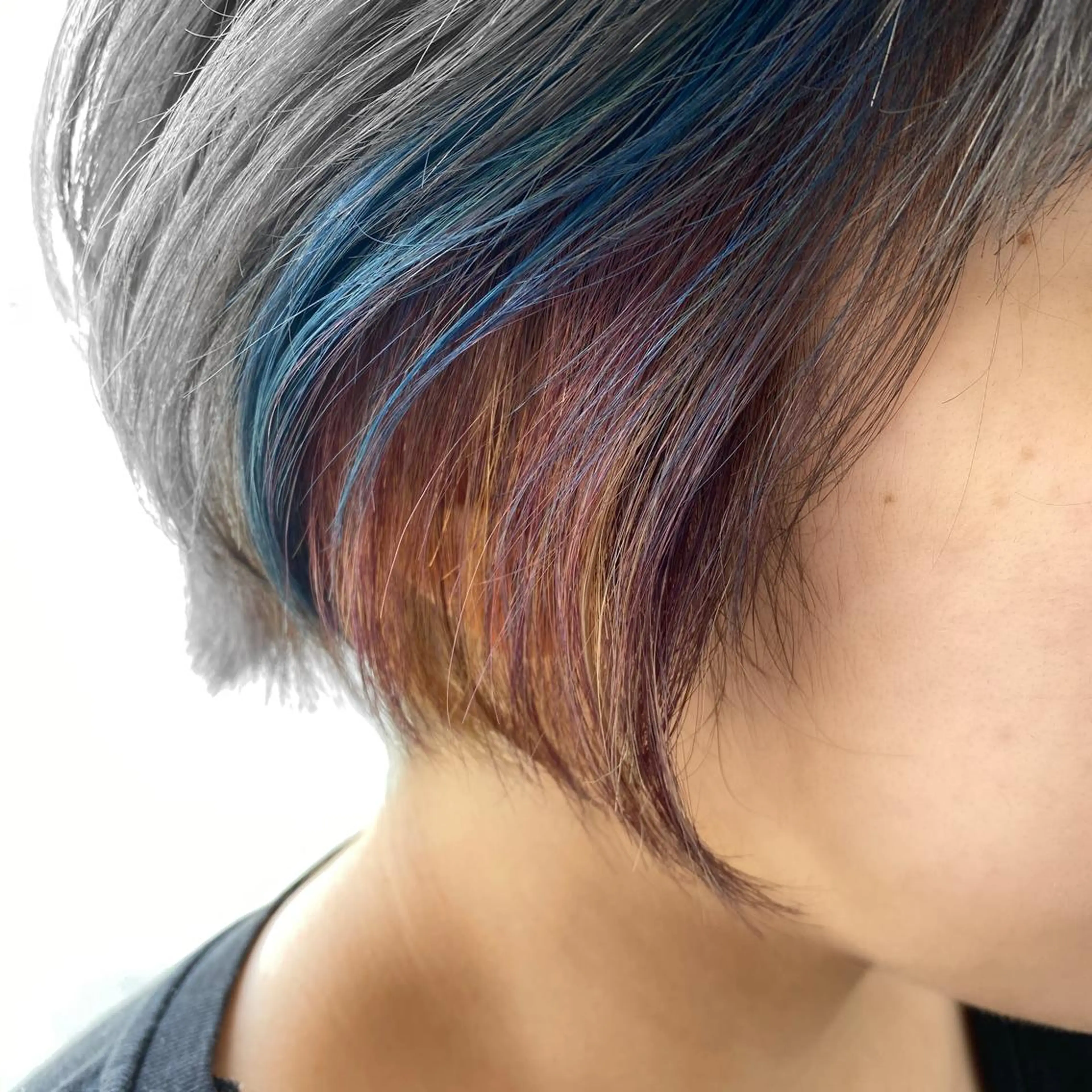 ショート カラー ブリーチ インナーカラー ユニコーンカラー 入江 志穂のヘアスタイル