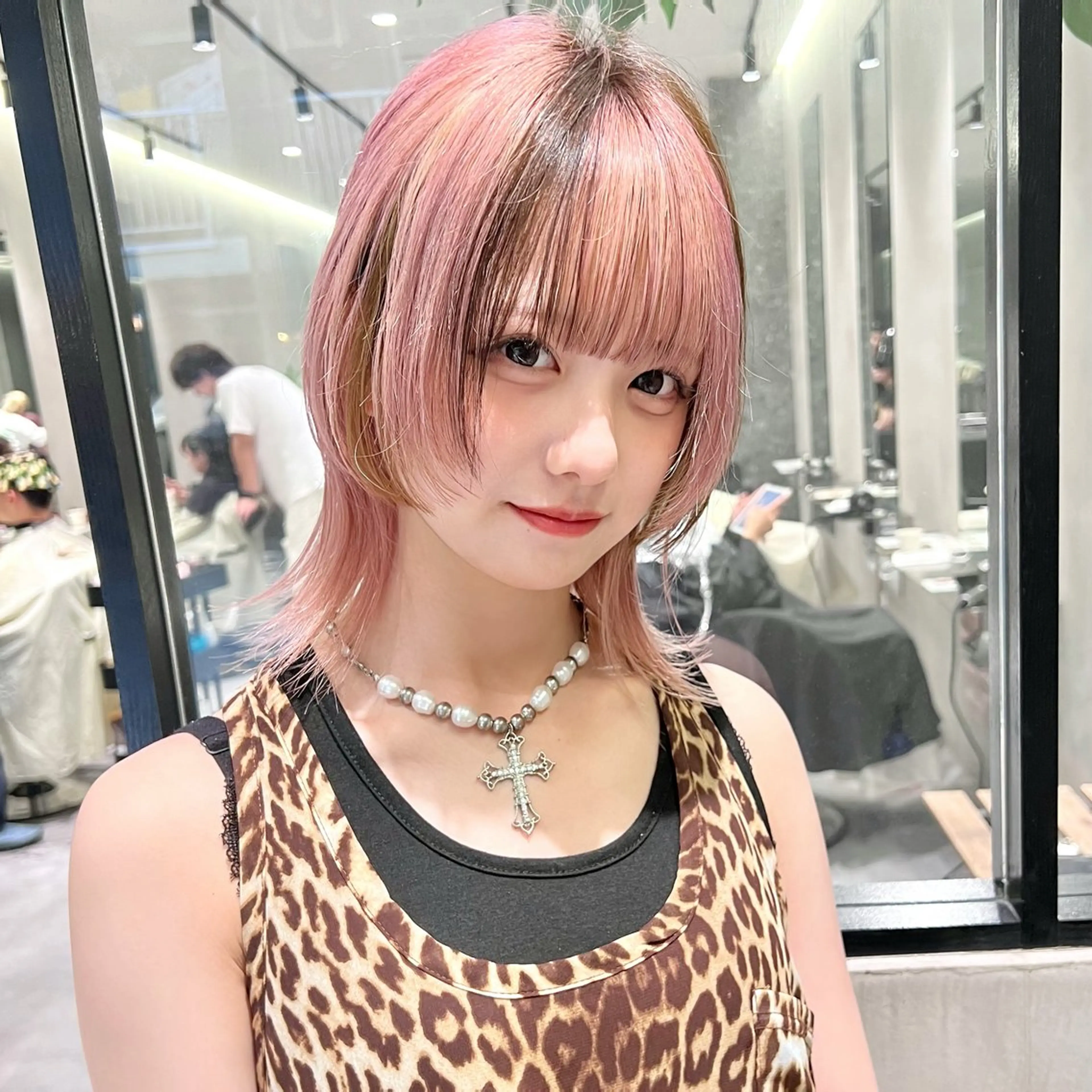 セミロング カラー ブリーチ ハイトーンカラー レイヤーカット 似合わせカット 小顔カット カット ヘアカラー トリートメント 新宿レイヤーカット 顔周り/骨格診断のヘアスタイル