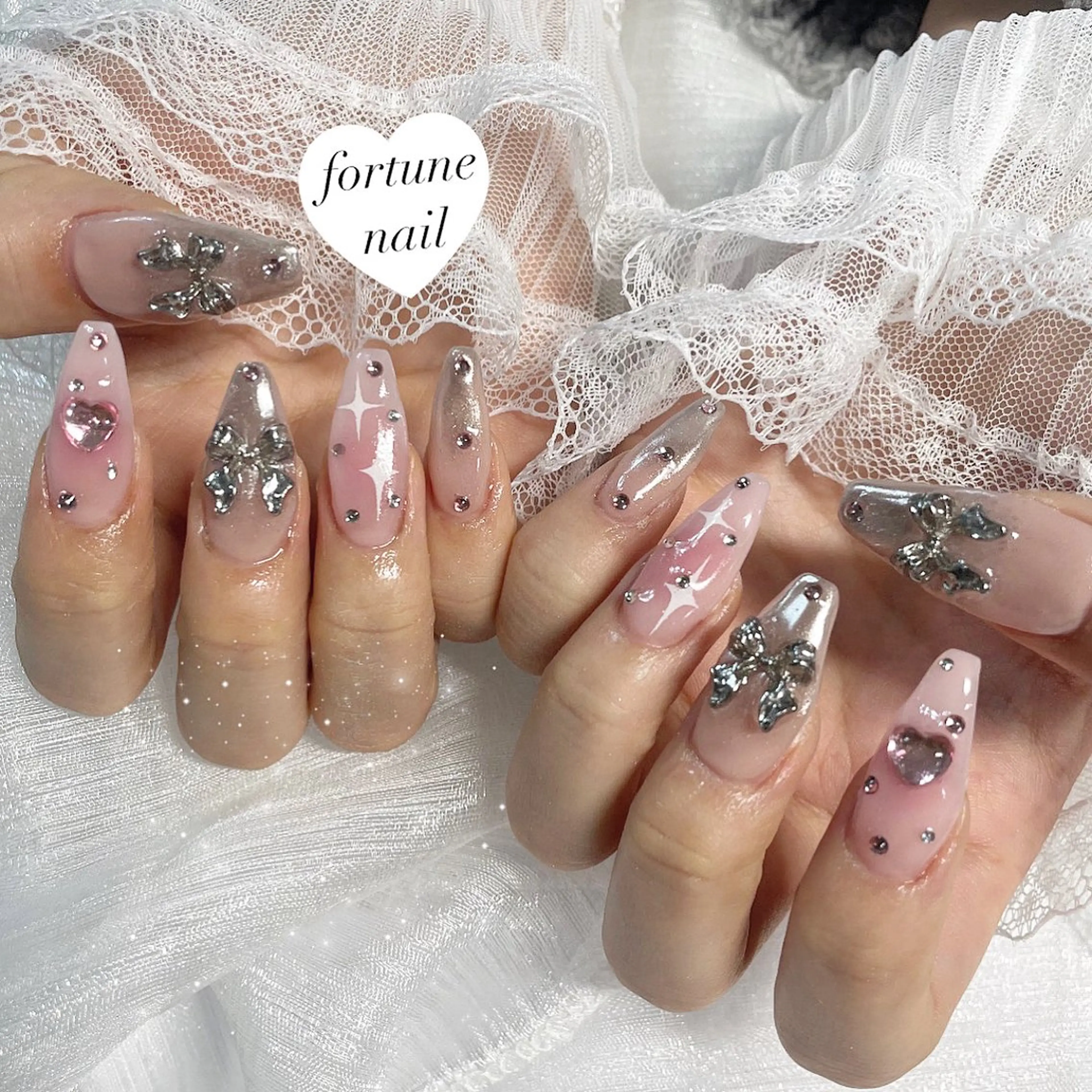 ネイル チークネイル グラデーション ミラーネイル リボン 💎saori 💎のネイルデザイン
