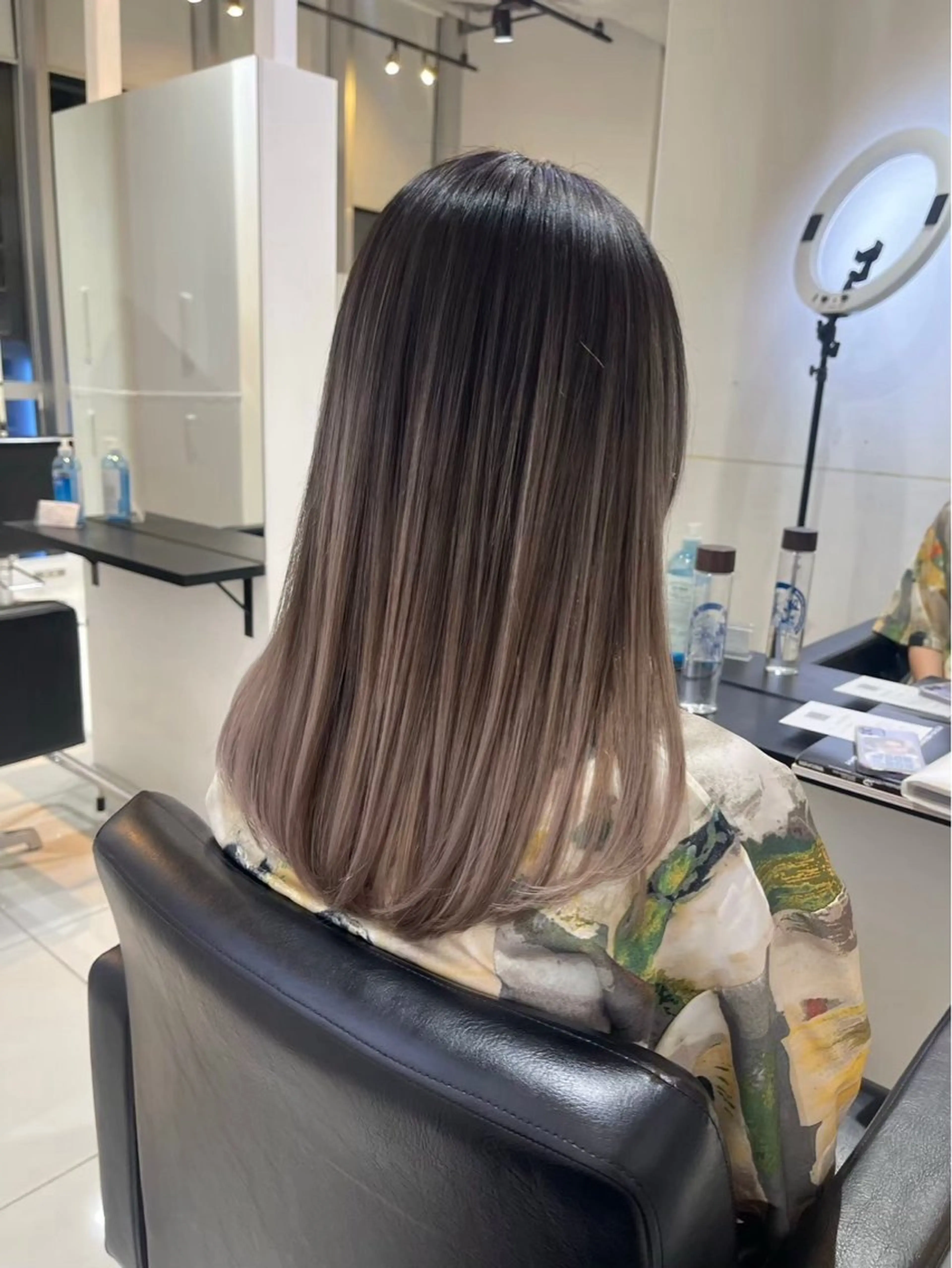 セミロング カラー ヘアアレンジ バレイヤージュ レイヤーカット ヘアカラー トリートメント ブリーチカラー デザインカラー　海音のヘアスタイル