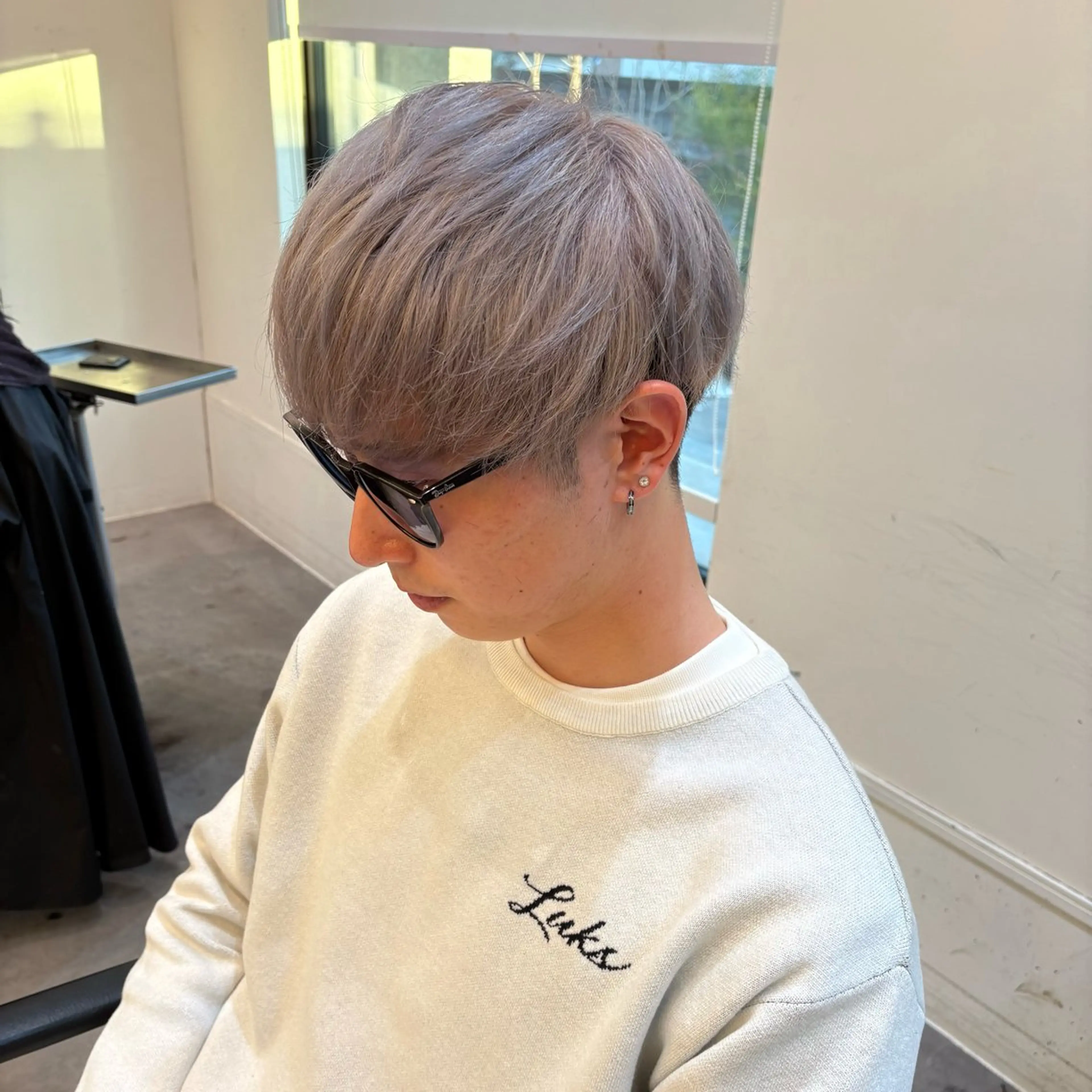 カラー メンズ マッシュ 刈り上げ シルバー ホワイトシルバー GISELA サリナのヘアスタイル