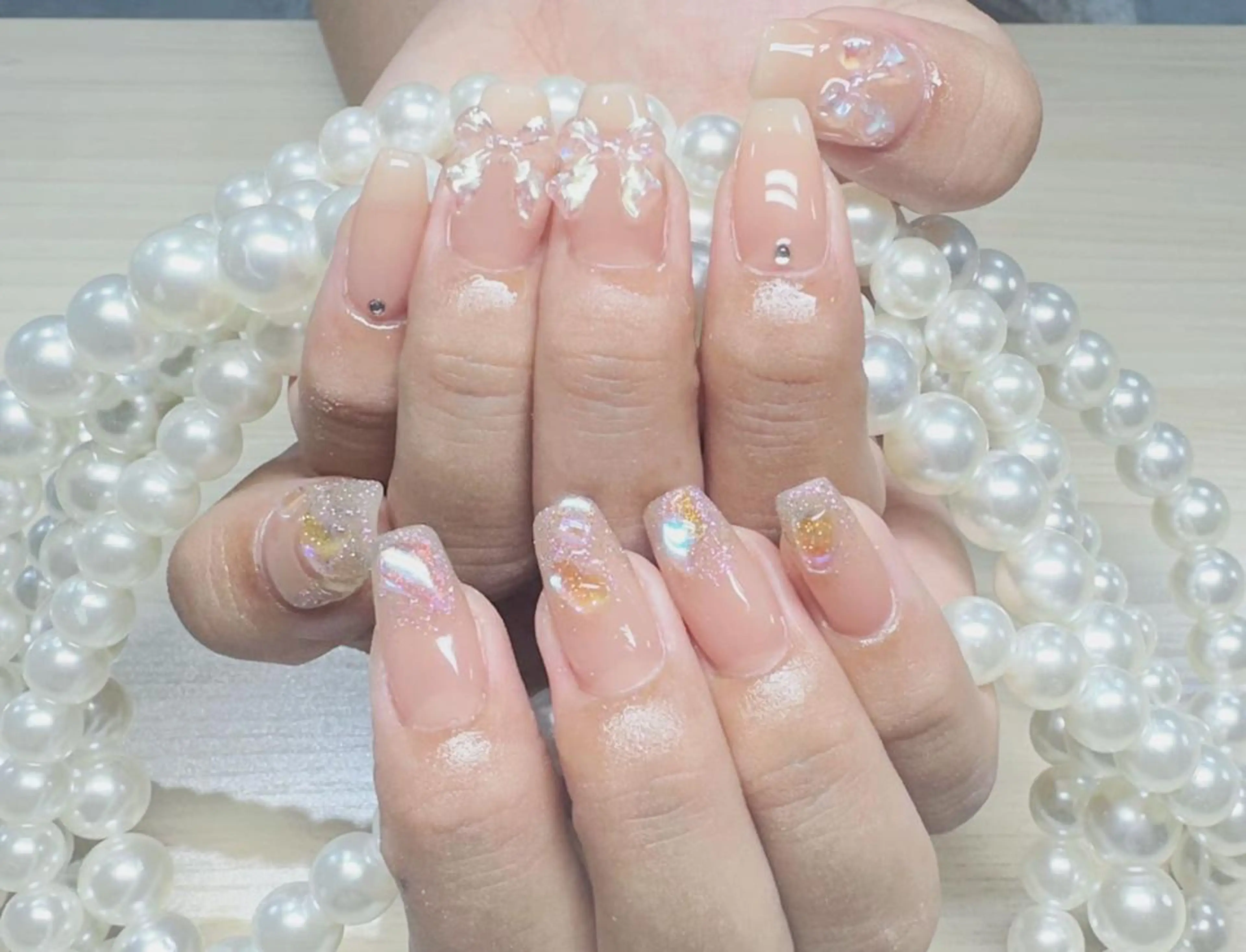 ネイル オーロラネイル 長さ出し フレンチネイル ガーリー キラキラネイル ハンドネイル ハンドケア NANAKO 🌼のネイルデザイン