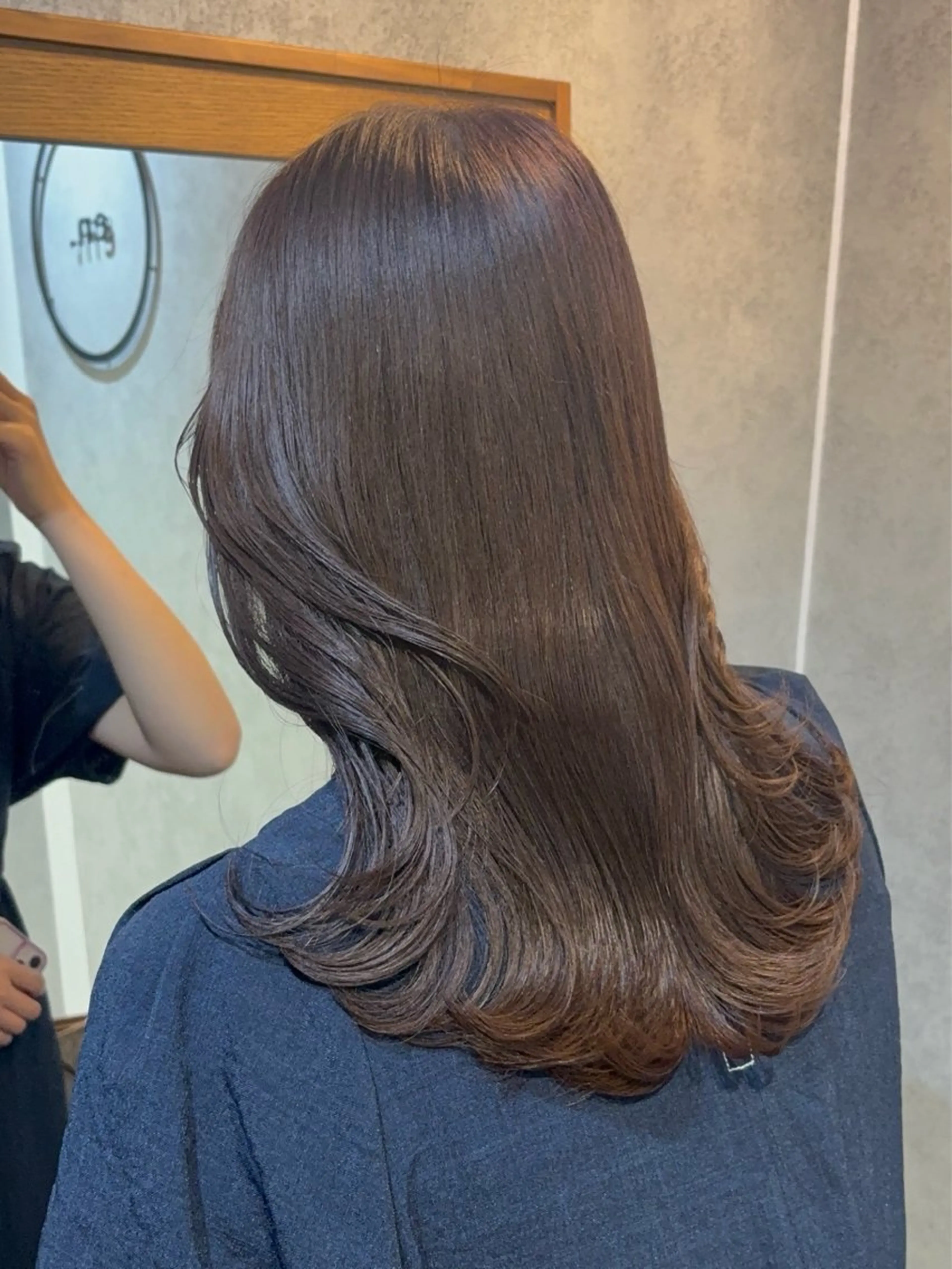 ミディアム カット ヘアカラー トリートメント 透明ベージュカラー/ たっぷりレイヤーのヘアスタイル