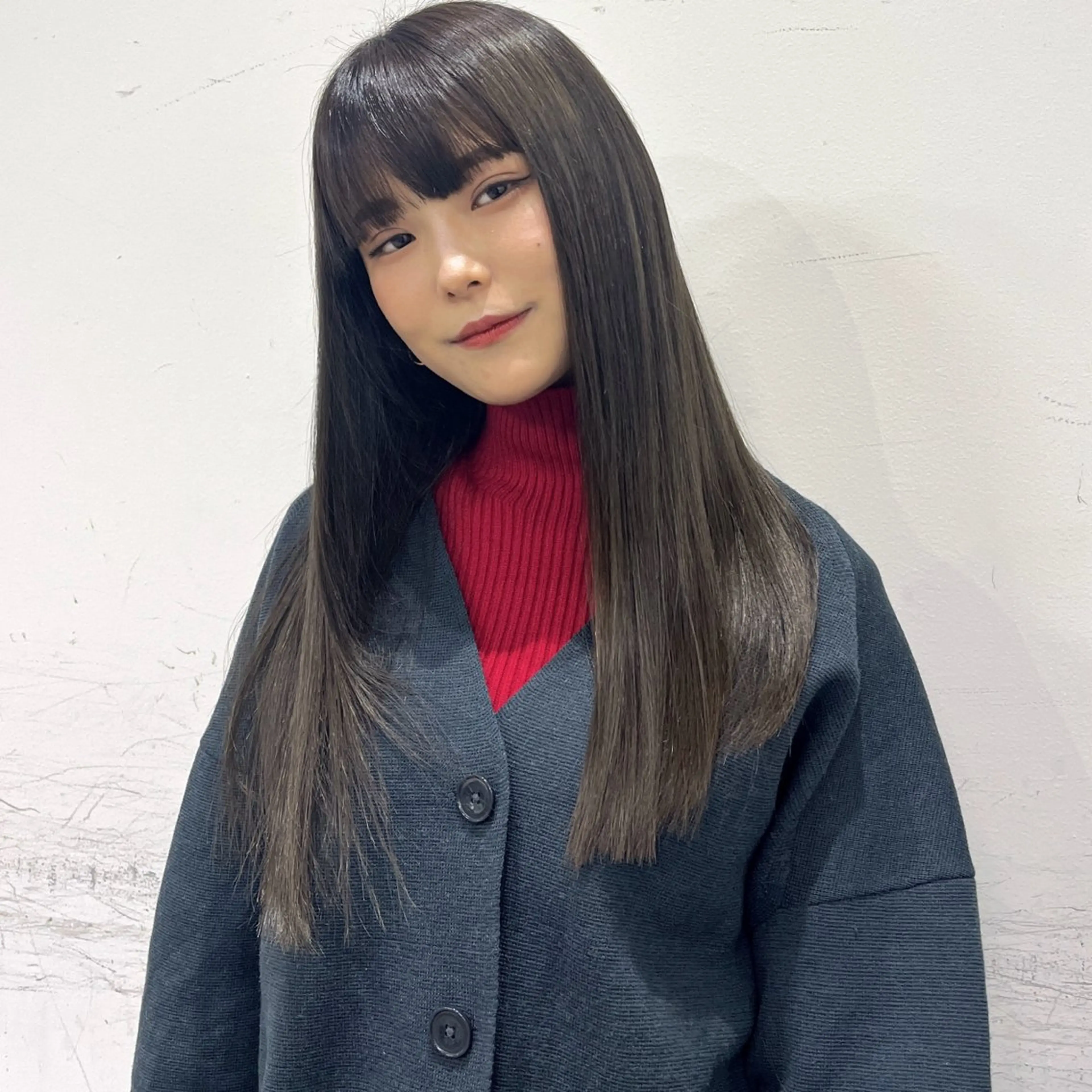 ロング カラー グレージュ ハイトーンカラー オリーブグレージュ オリーブグレー ロング 無料カットモデル ユナのヘアスタイル